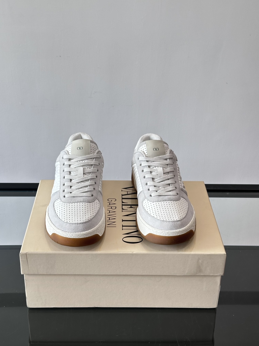 ValentinoFW25新款低帮运动鞋，融合滑板元素，光滑皮革+柔软绒面，质感超丰富！金色&白色配色，