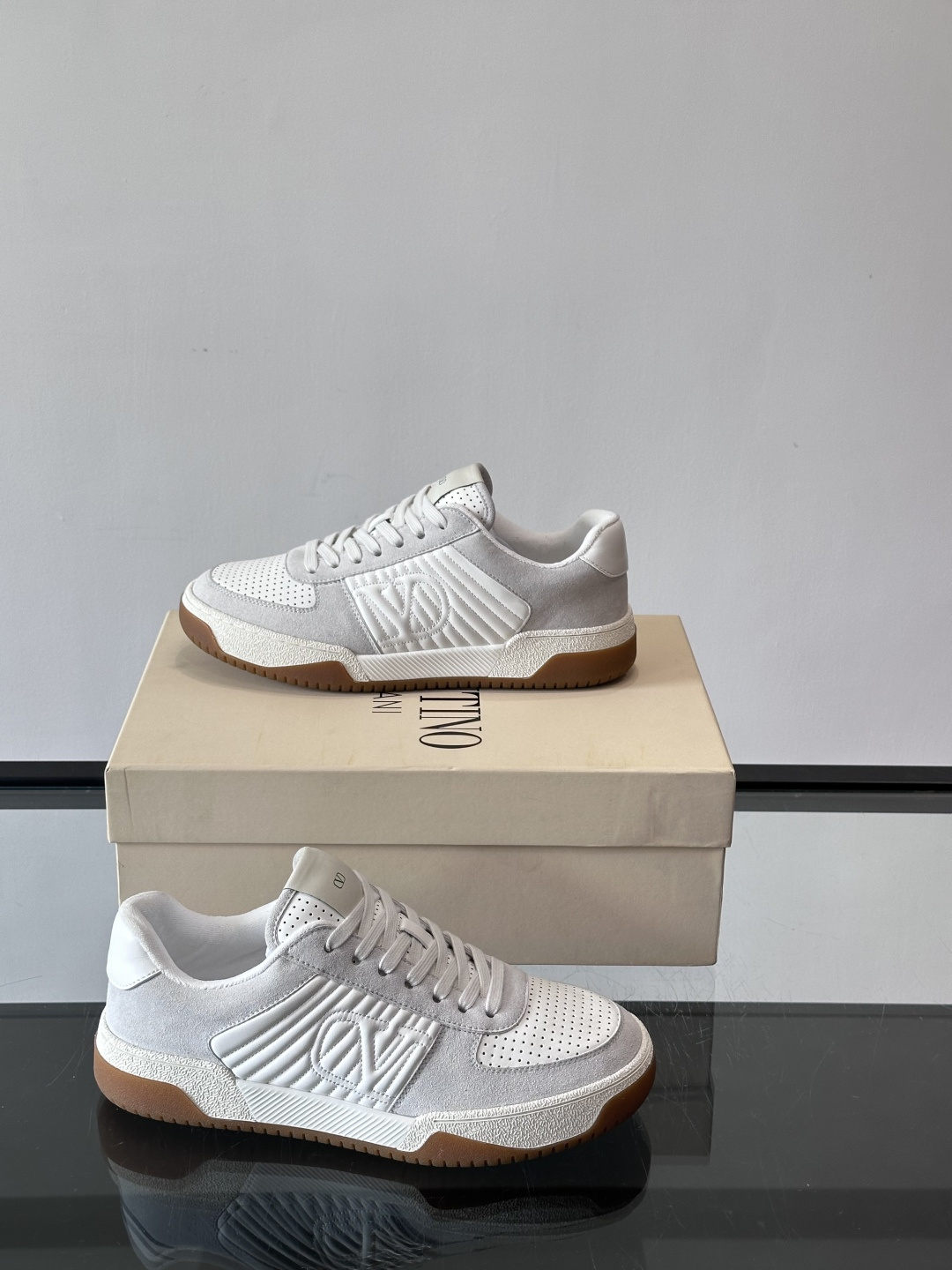 ValentinoFW25新款低帮运动鞋，融合滑板元素，光滑皮革+柔软绒面，质感超丰富！金色&白色配色，