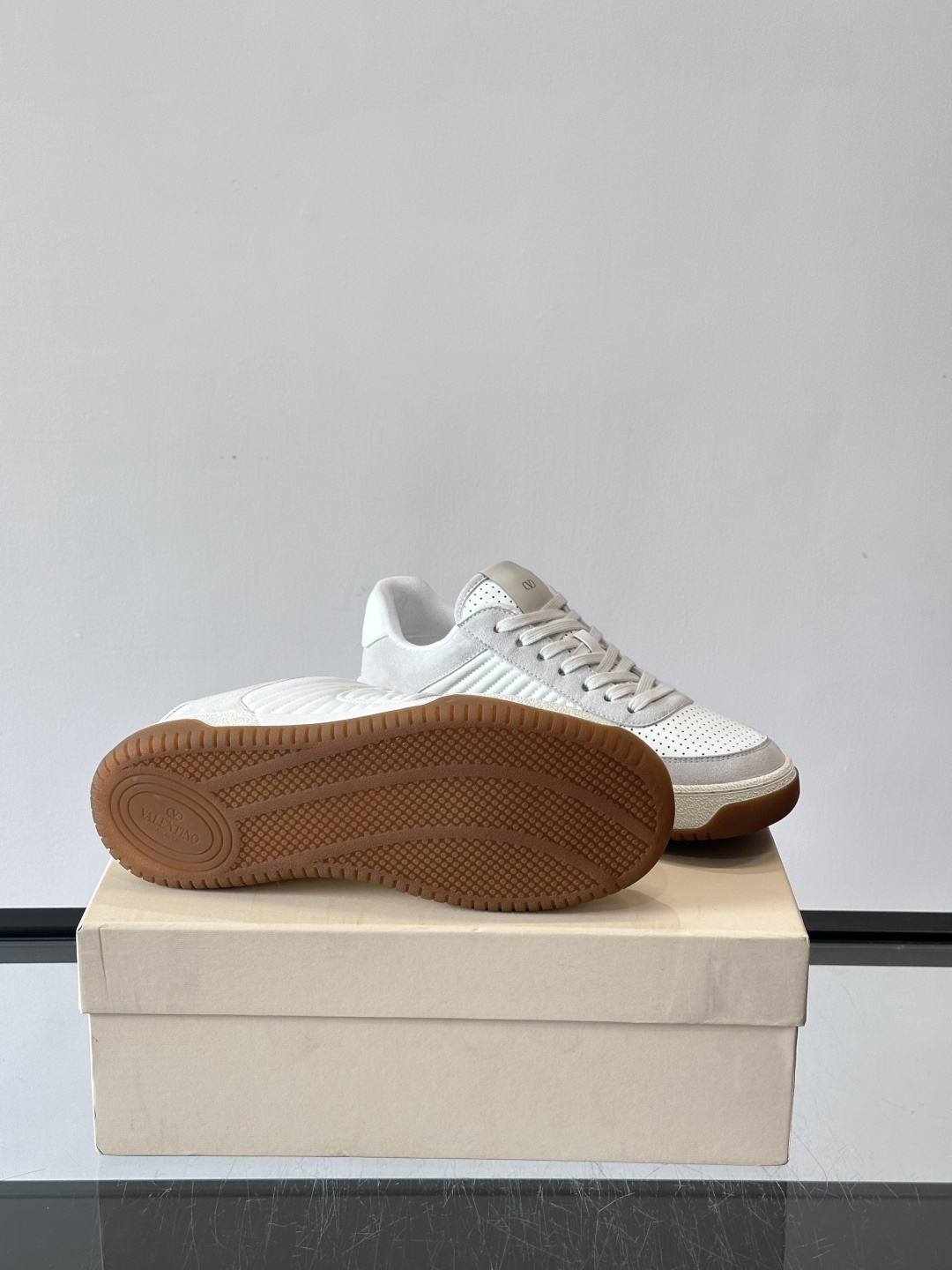 ValentinoFW25新款低帮运动鞋，融合滑板元素，光滑皮革+柔软绒面，质感超丰富！金色&白色配色，