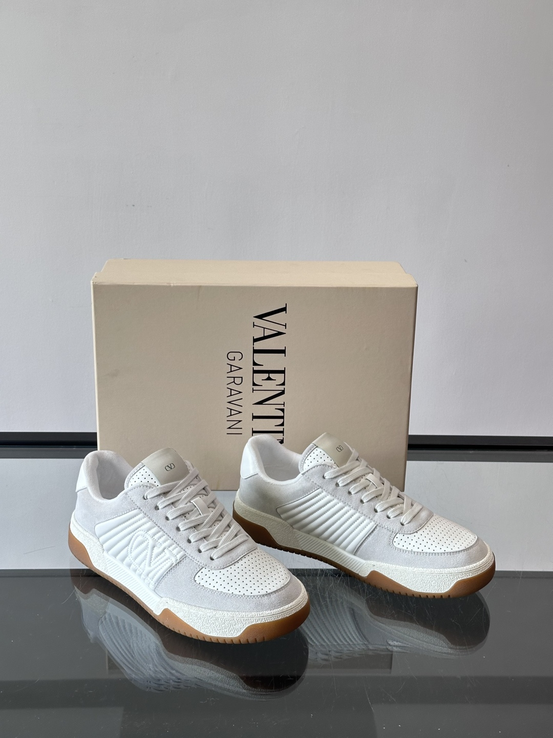 ValentinoFW25新款低帮运动鞋，融合滑板元素，光滑皮革+柔软绒面，质感超丰富！金色&白色配色，