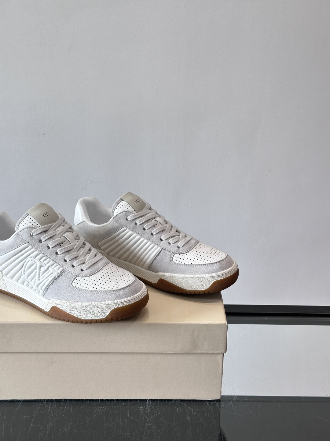 ValentinoFW25新款低帮运动鞋，融合滑板元素，光滑皮革+柔软绒面，质感超丰富！金色&白色配色，