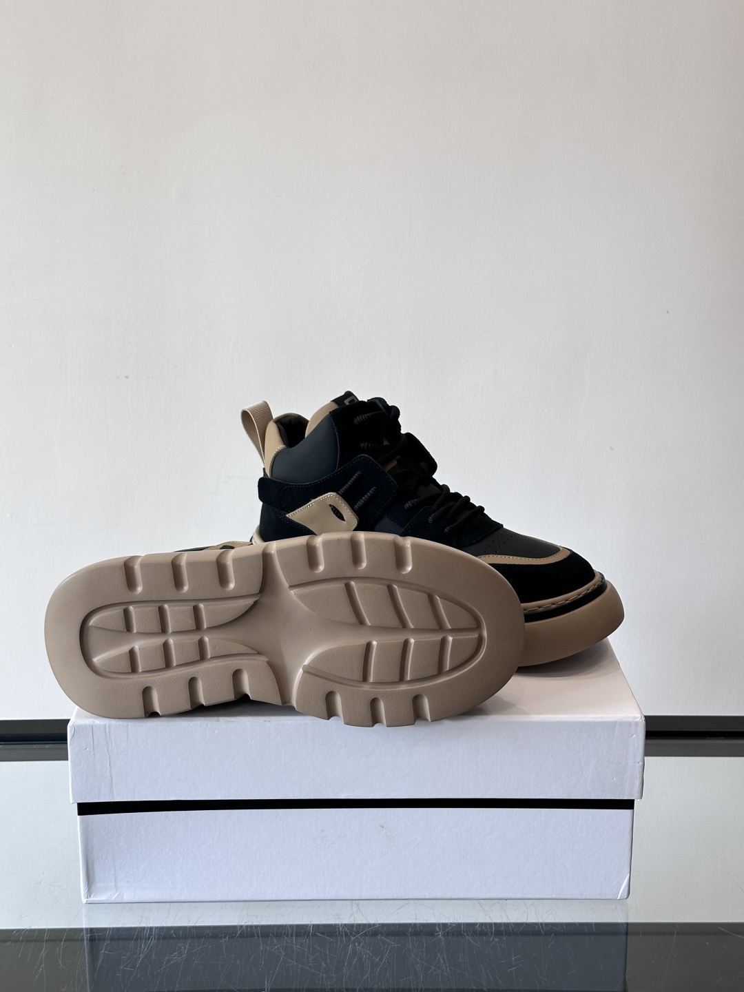 G IVENCH*纪梵希高帮运动鞋主打多色拼接设计，麂皮➕牛皮质感细腻又透气。厚底橡胶鞋底，抓地力和缓震