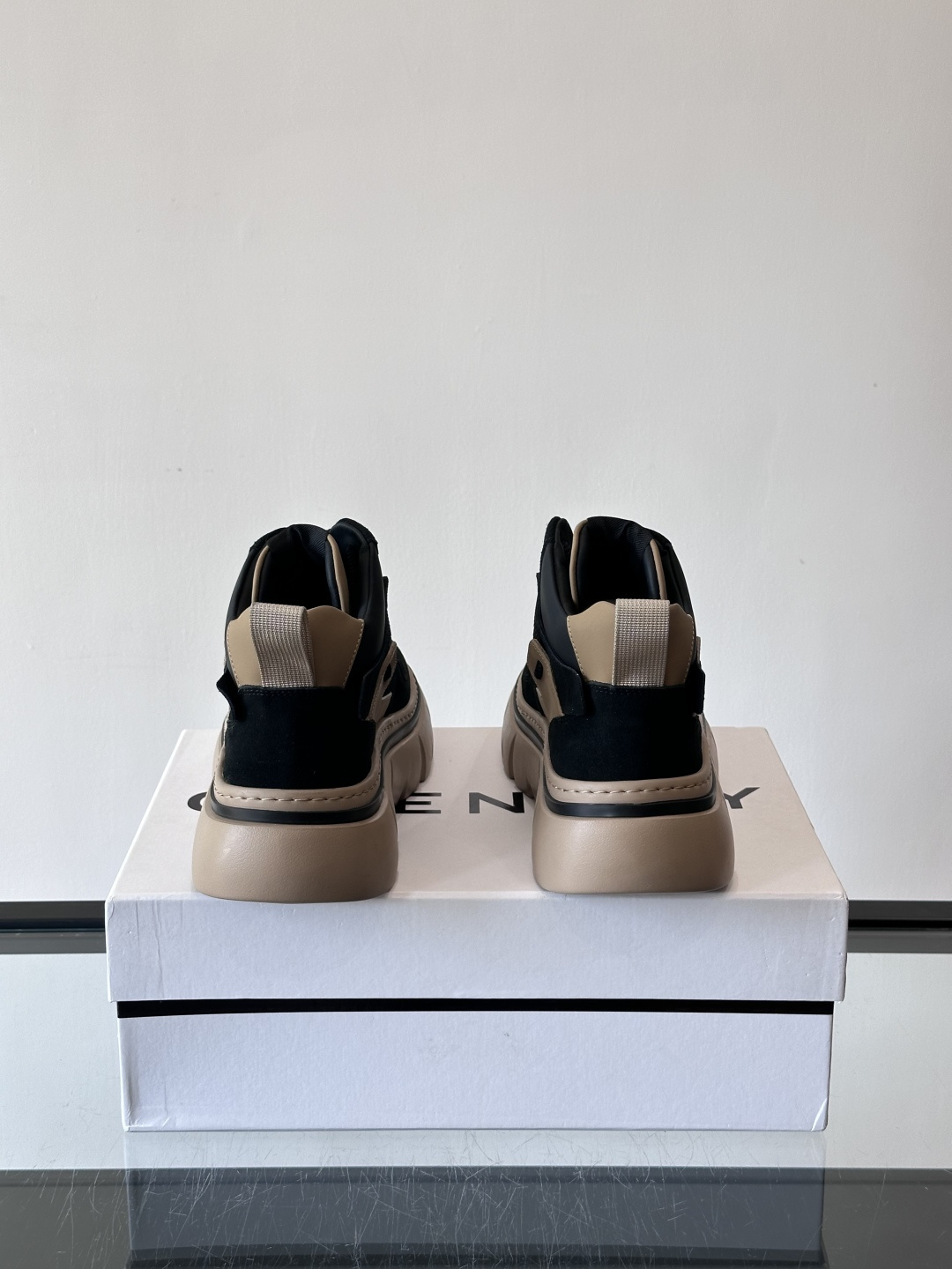 G IVENCH*纪梵希高帮运动鞋主打多色拼接设计，麂皮➕牛皮质感细腻又透气。厚底橡胶鞋底，抓地力和缓震