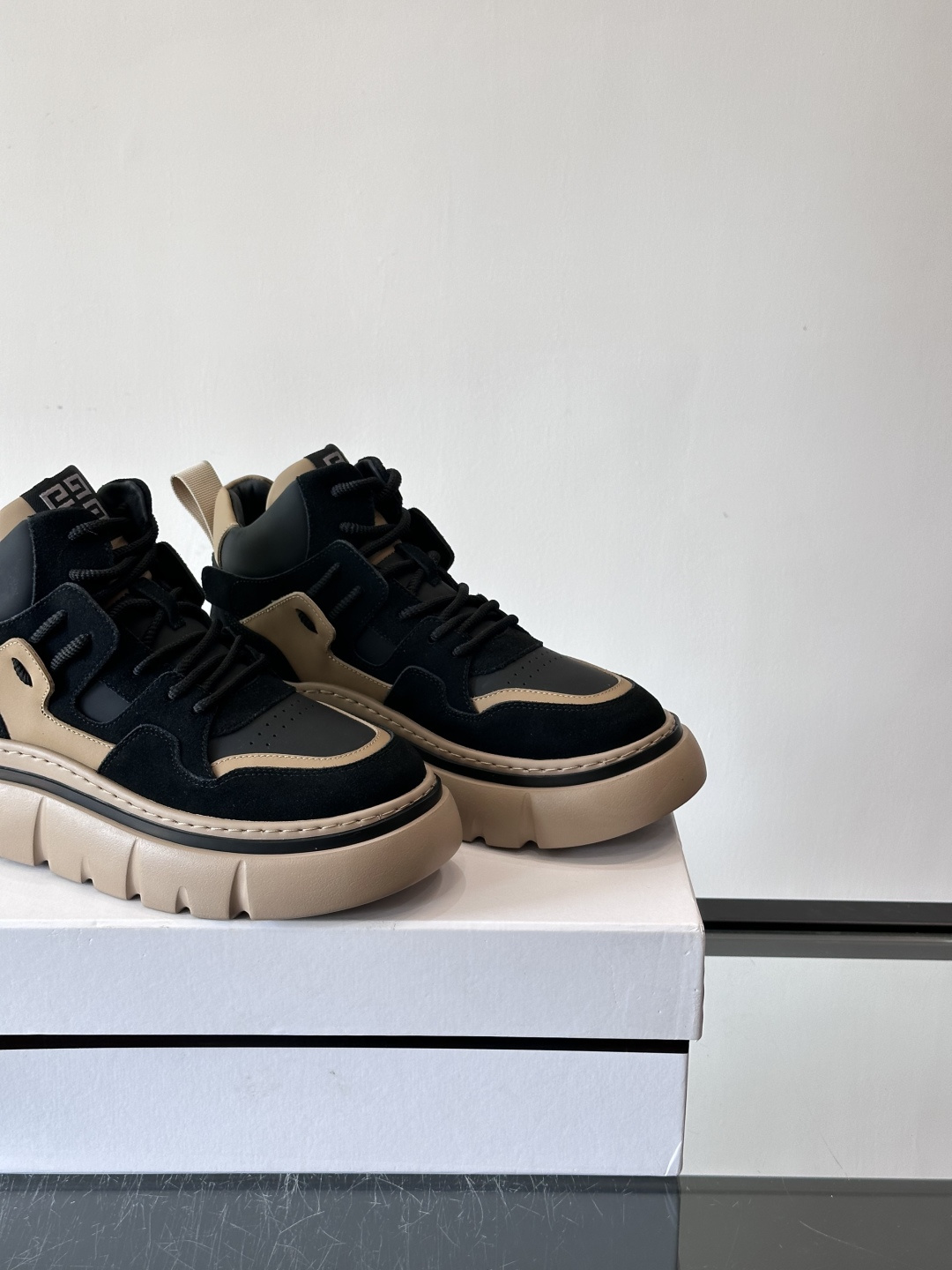 G IVENCH*纪梵希高帮运动鞋主打多色拼接设计，麂皮➕牛皮质感细腻又透气。厚底橡胶鞋底，抓地力和缓震