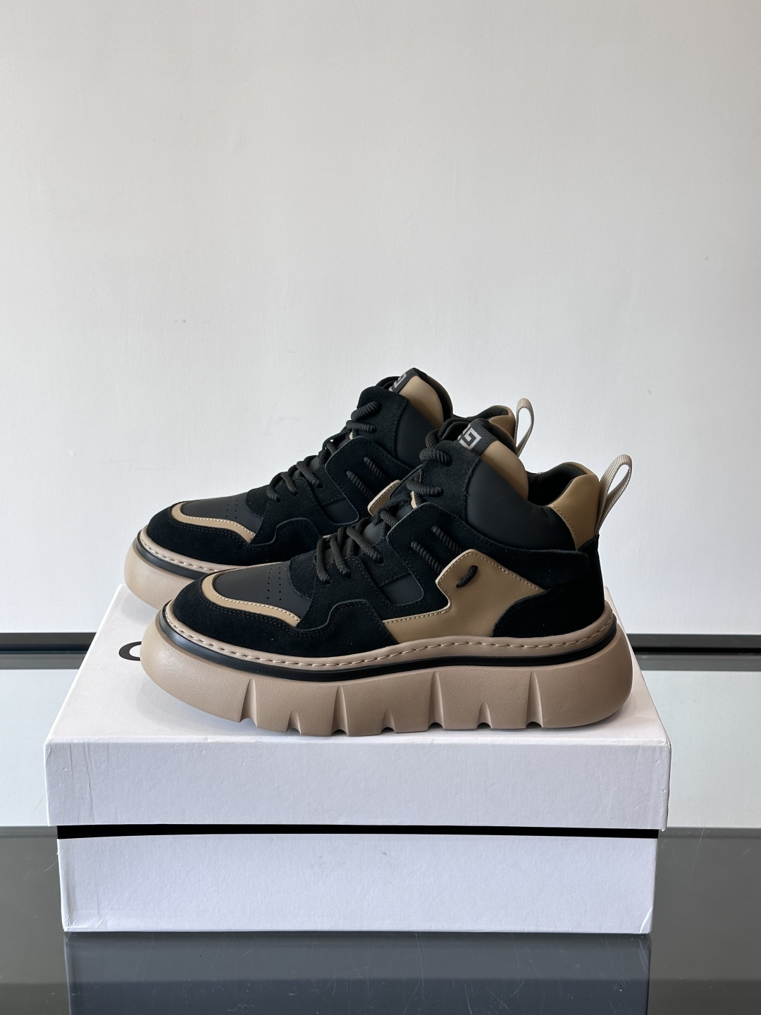 G IVENCH*纪梵希高帮运动鞋主打多色拼接设计，麂皮➕牛皮质感细腻又透气。厚底橡胶鞋底，抓地力和缓震