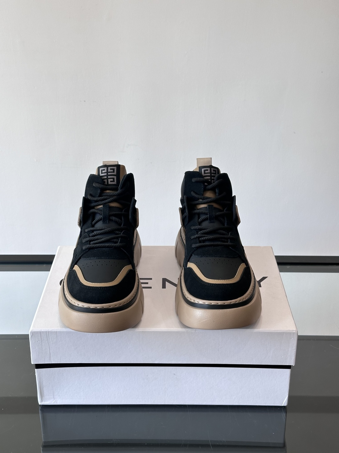 G IVENCH*纪梵希高帮运动鞋主打多色拼接设计，麂皮➕牛皮质感细腻又透气。厚底橡胶鞋底，抓地力和缓震