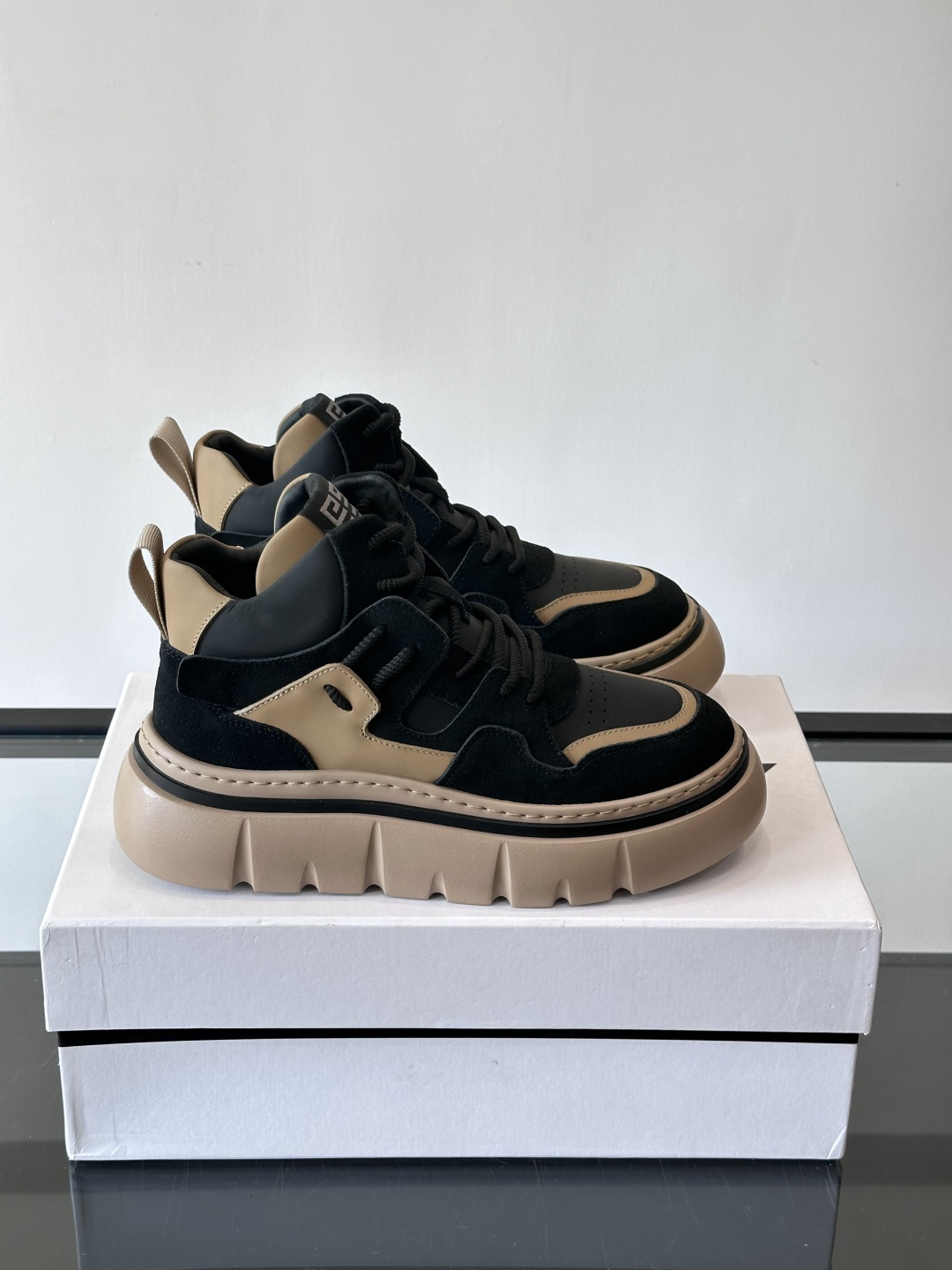 G IVENCH*纪梵希高帮运动鞋主打多色拼接设计，麂皮➕牛皮质感细腻又透气。厚底橡胶鞋底，抓地力和缓震