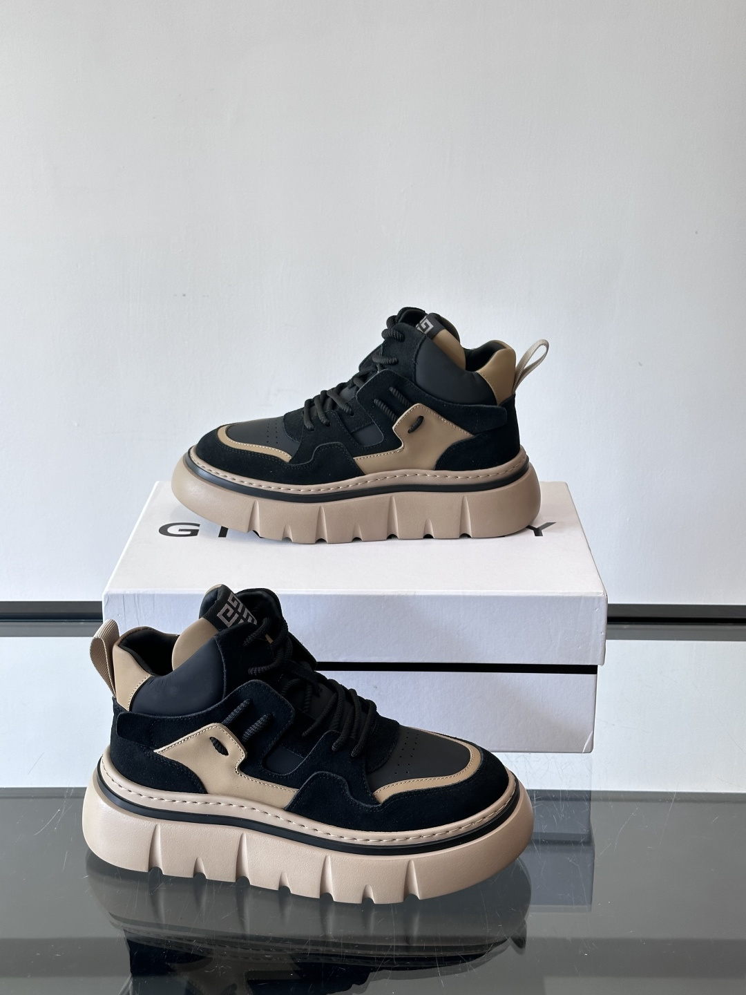 G IVENCH*纪梵希高帮运动鞋主打多色拼接设计，麂皮➕牛皮质感细腻又透气。厚底橡胶鞋底，抓地力和缓震