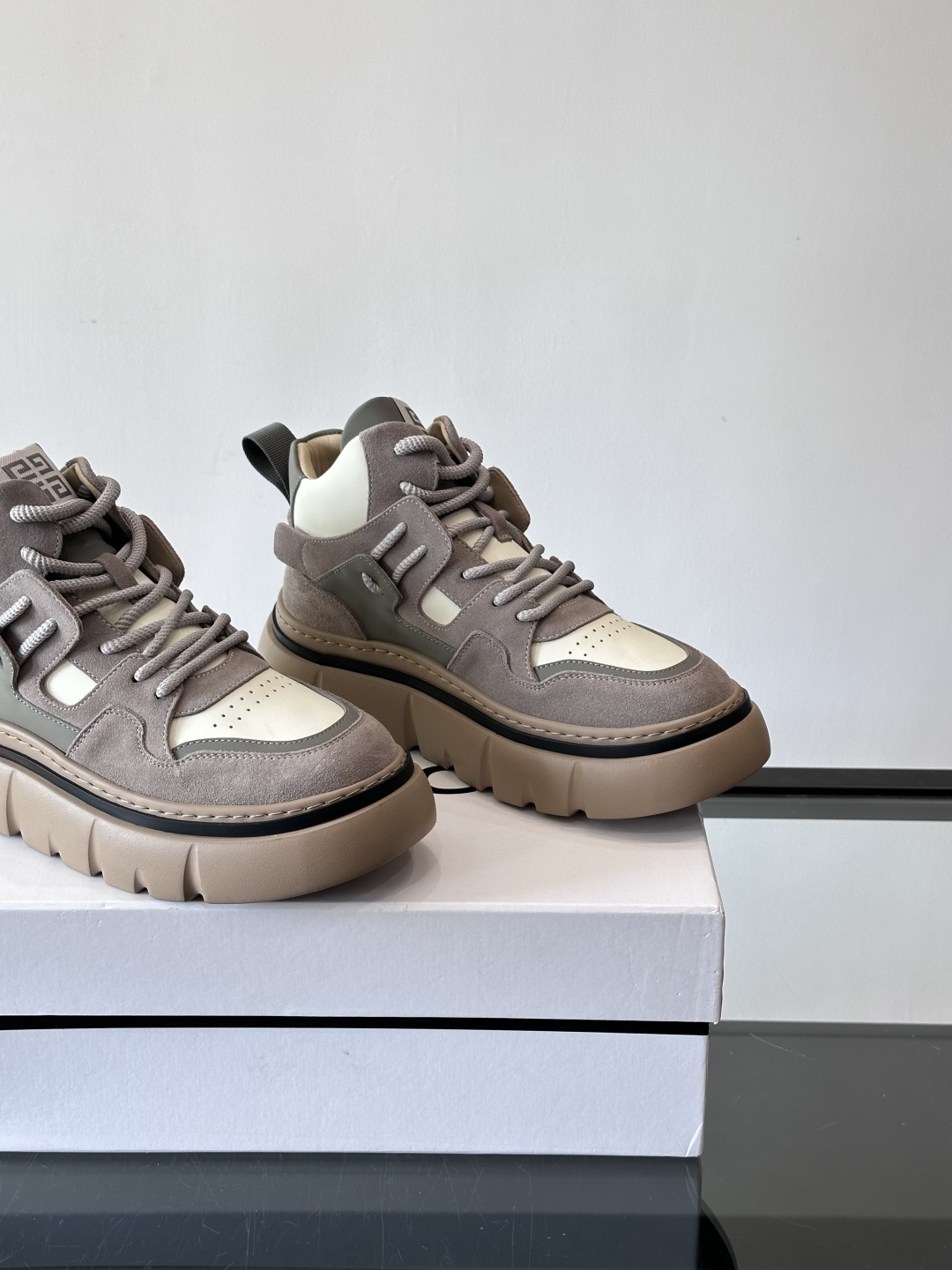 G IVENCH*纪梵希高帮运动鞋主打多色拼接设计，麂皮➕牛皮质感细腻又透气。厚底橡胶鞋底，抓地力和缓震