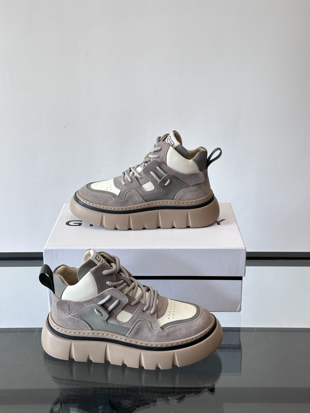 G IVENCH*纪梵希高帮运动鞋主打多色拼接设计，麂皮➕牛皮质感细腻又透气。厚底橡胶鞋底，抓地力和缓震