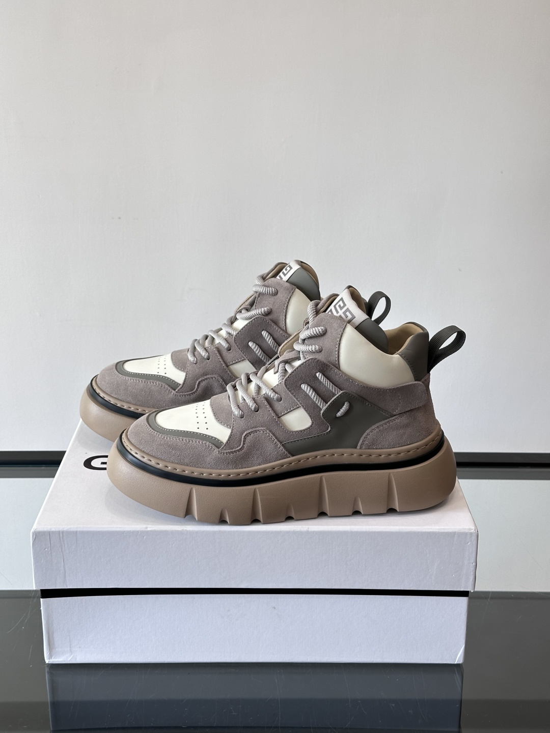 G IVENCH*纪梵希高帮运动鞋主打多色拼接设计，麂皮➕牛皮质感细腻又透气。厚底橡胶鞋底，抓地力和缓震