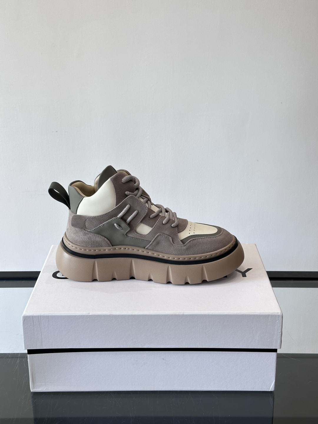 G IVENCH*纪梵希高帮运动鞋主打多色拼接设计，麂皮➕牛皮质感细腻又透气。厚底橡胶鞋底，抓地力和缓震