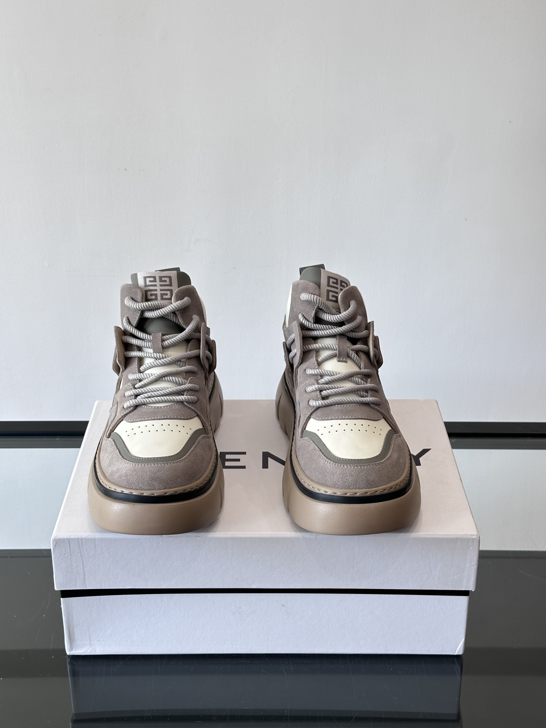 G IVENCH*纪梵希高帮运动鞋主打多色拼接设计，麂皮➕牛皮质感细腻又透气。厚底橡胶鞋底，抓地力和缓震