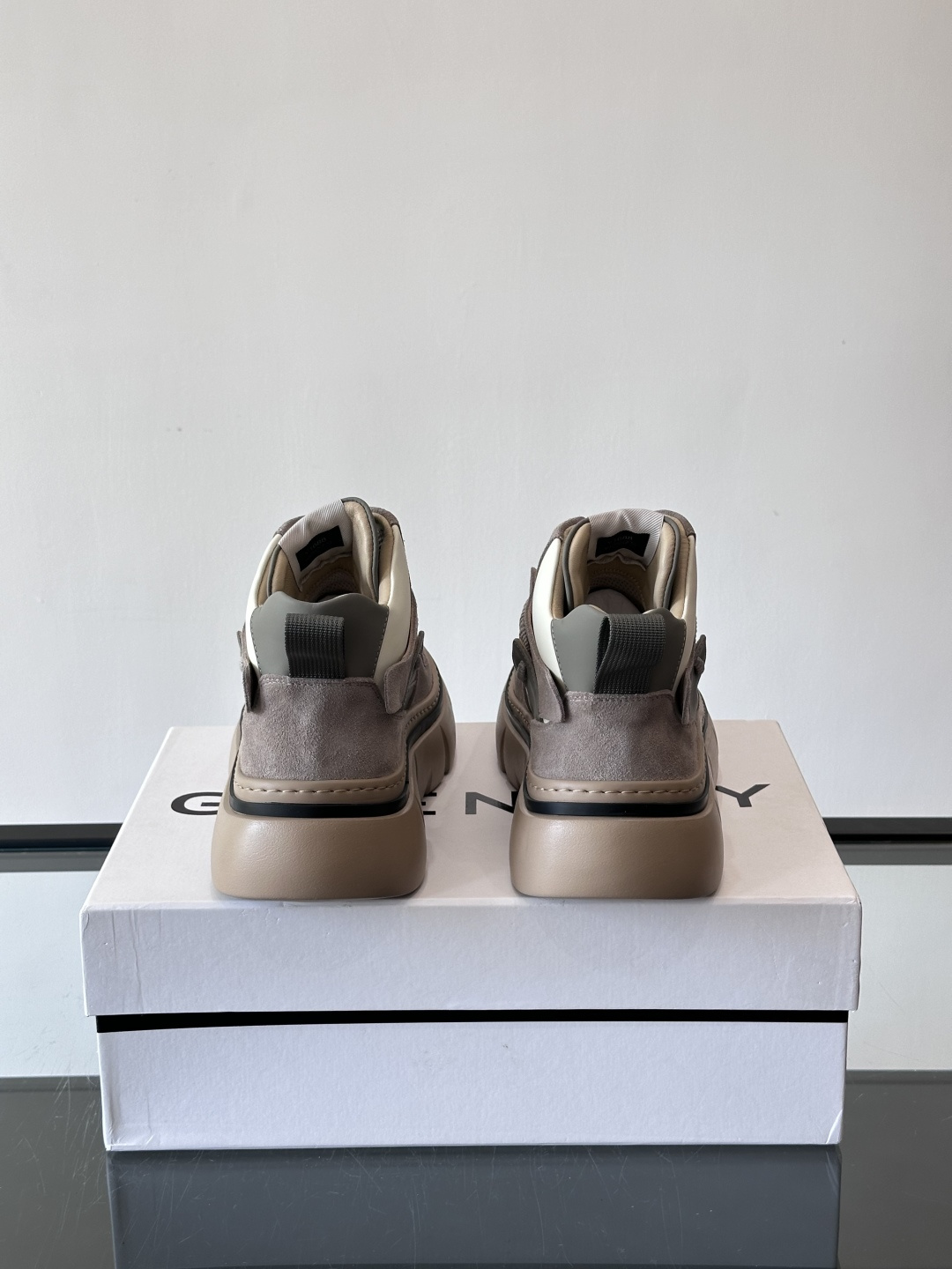 G IVENCH*纪梵希高帮运动鞋主打多色拼接设计，麂皮➕牛皮质感细腻又透气。厚底橡胶鞋底，抓地力和缓震