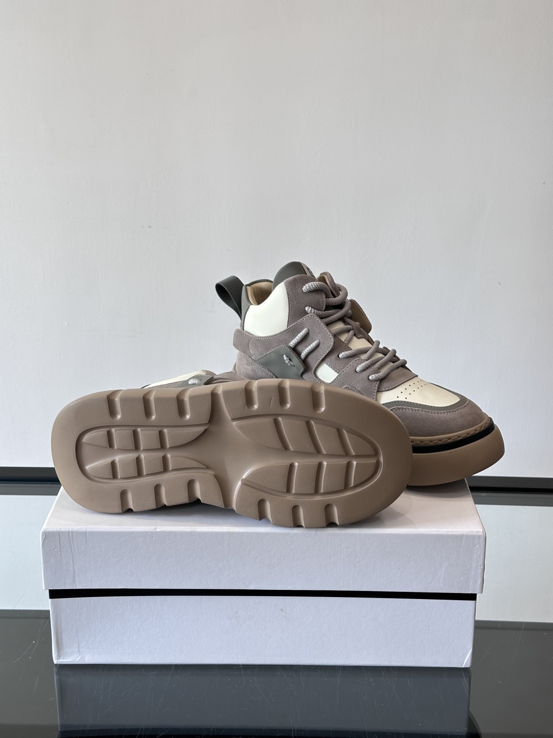 G IVENCH*纪梵希高帮运动鞋主打多色拼接设计，麂皮➕牛皮质感细腻又透气。厚底橡胶鞋底，抓地力和缓震