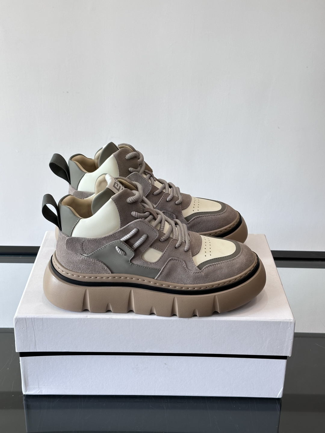 G IVENCH*纪梵希高帮运动鞋主打多色拼接设计，麂皮➕牛皮质感细腻又透气。厚底橡胶鞋底，抓地力和缓震