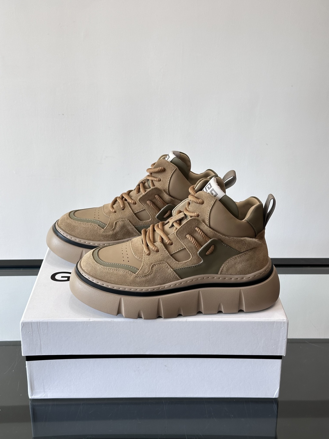 G IVENCH*纪梵希高帮运动鞋主打多色拼接设计，麂皮➕牛皮质感细腻又透气。厚底橡胶鞋底，抓地力和缓震