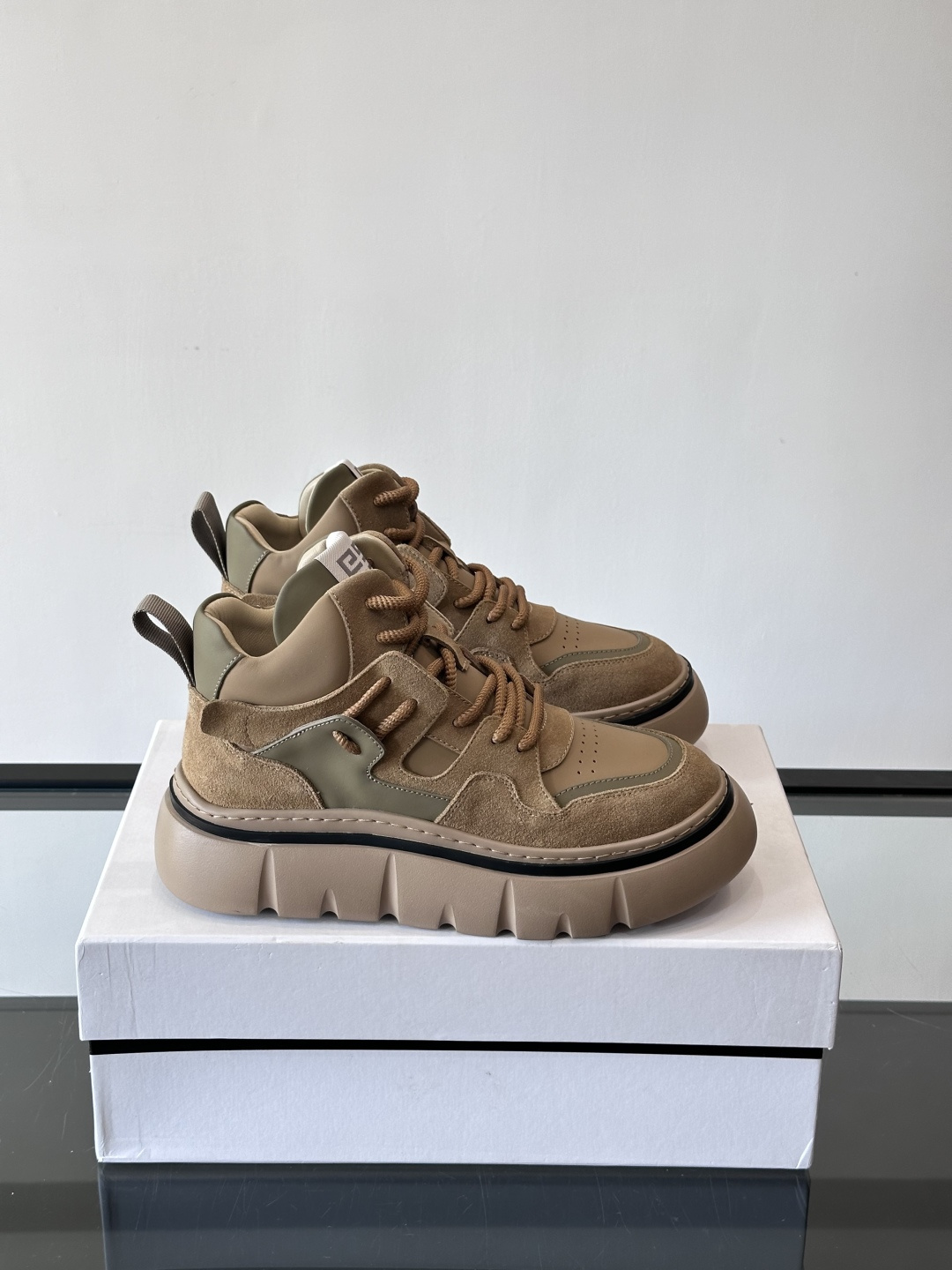 G IVENCH*纪梵希高帮运动鞋主打多色拼接设计，麂皮➕牛皮质感细腻又透气。厚底橡胶鞋底，抓地力和缓震