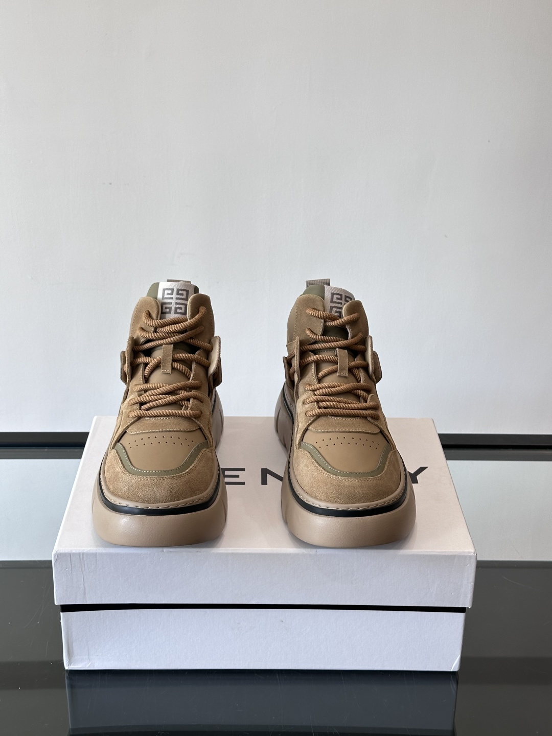 G IVENCH*纪梵希高帮运动鞋主打多色拼接设计，麂皮➕牛皮质感细腻又透气。厚底橡胶鞋底，抓地力和缓震