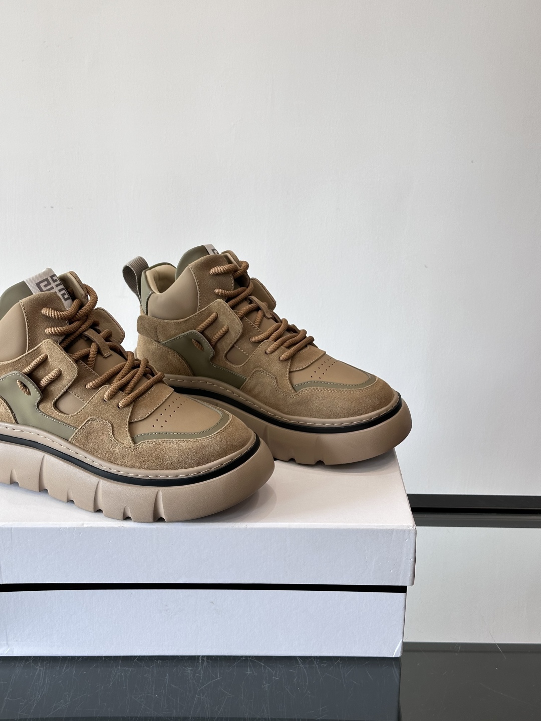 G IVENCH*纪梵希高帮运动鞋主打多色拼接设计，麂皮➕牛皮质感细腻又透气。厚底橡胶鞋底，抓地力和缓震