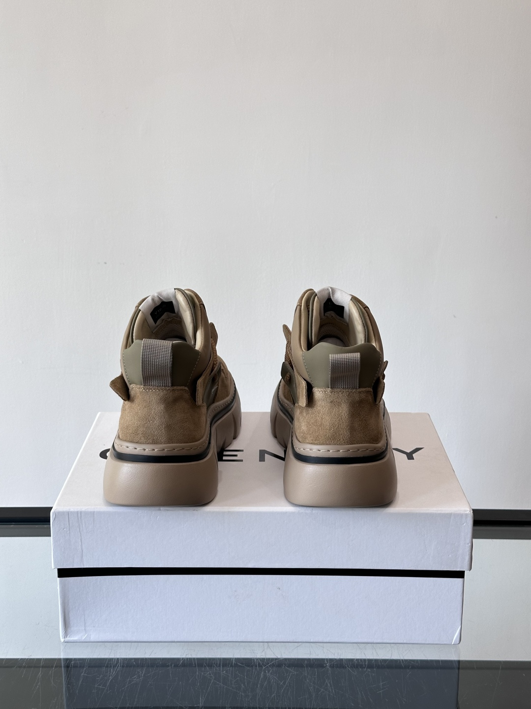 G IVENCH*纪梵希高帮运动鞋主打多色拼接设计，麂皮➕牛皮质感细腻又透气。厚底橡胶鞋底，抓地力和缓震