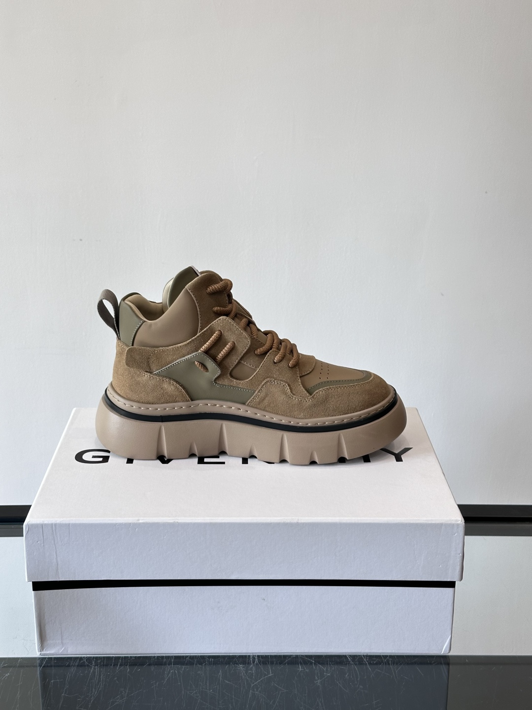 G IVENCH*纪梵希高帮运动鞋主打多色拼接设计，麂皮➕牛皮质感细腻又透气。厚底橡胶鞋底，抓地力和缓震