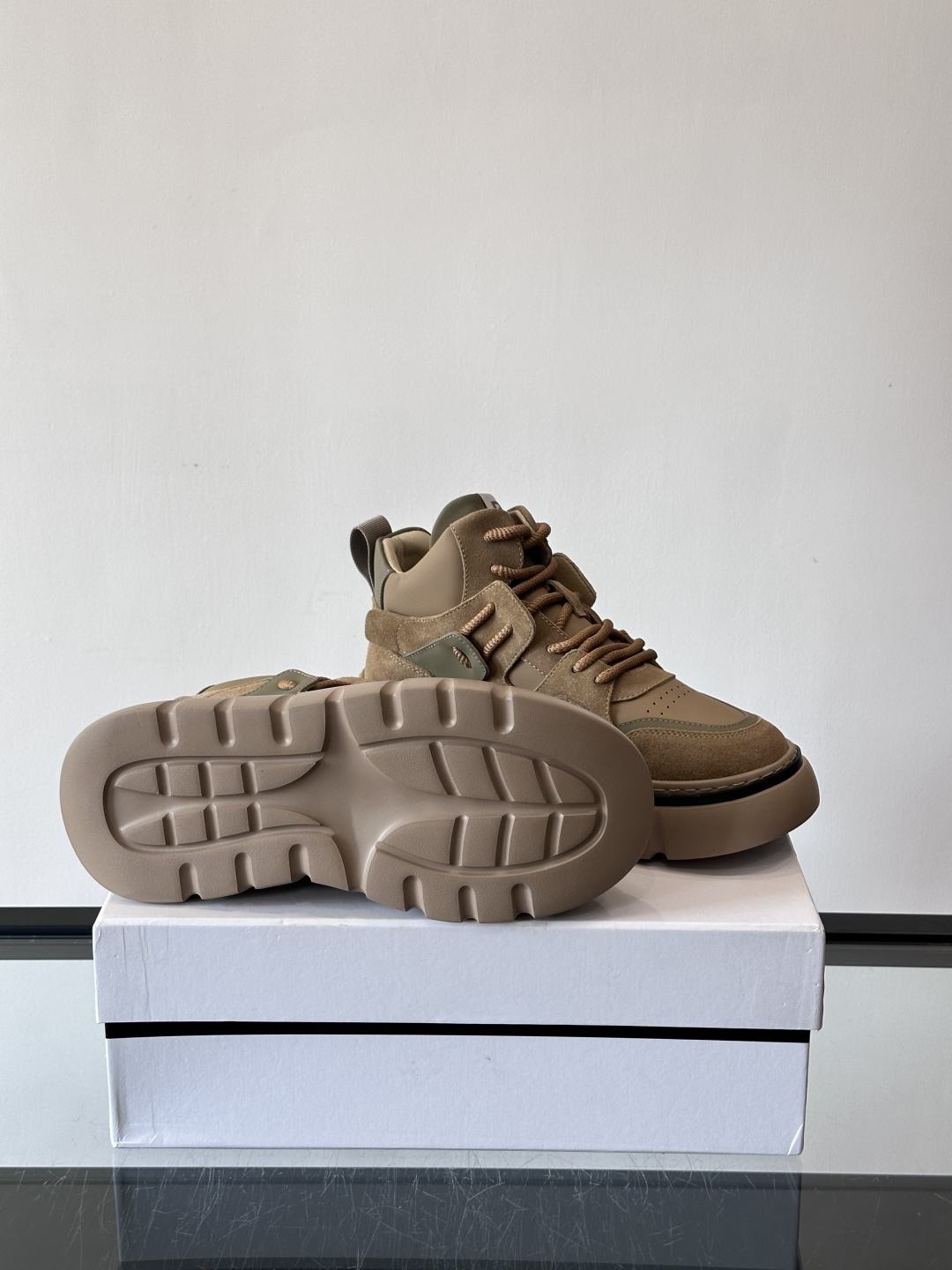 G IVENCH*纪梵希高帮运动鞋主打多色拼接设计，麂皮➕牛皮质感细腻又透气。厚底橡胶鞋底，抓地力和缓震