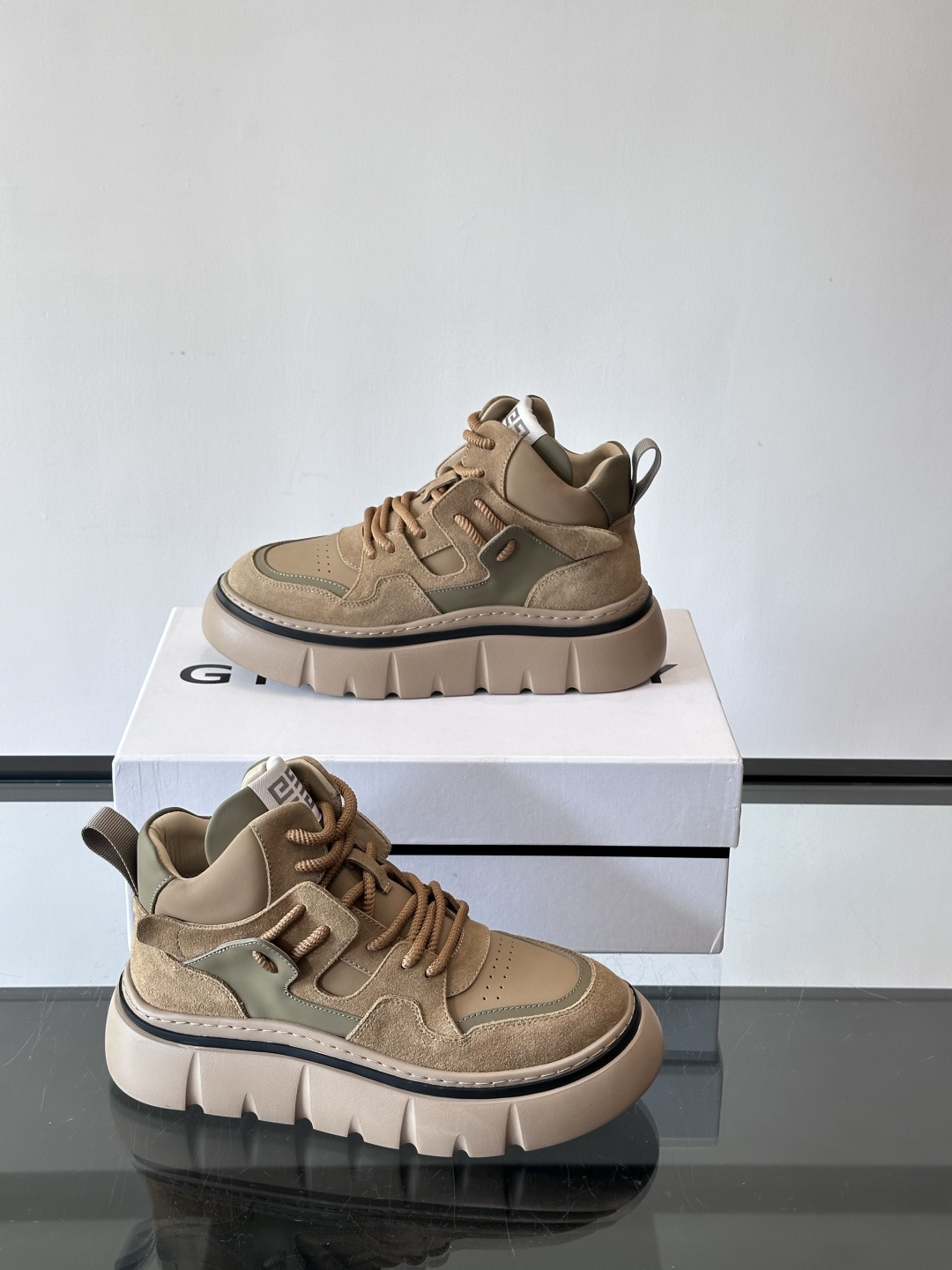 G IVENCH*纪梵希高帮运动鞋主打多色拼接设计，麂皮➕牛皮质感细腻又透气。厚底橡胶鞋底，抓地力和缓震