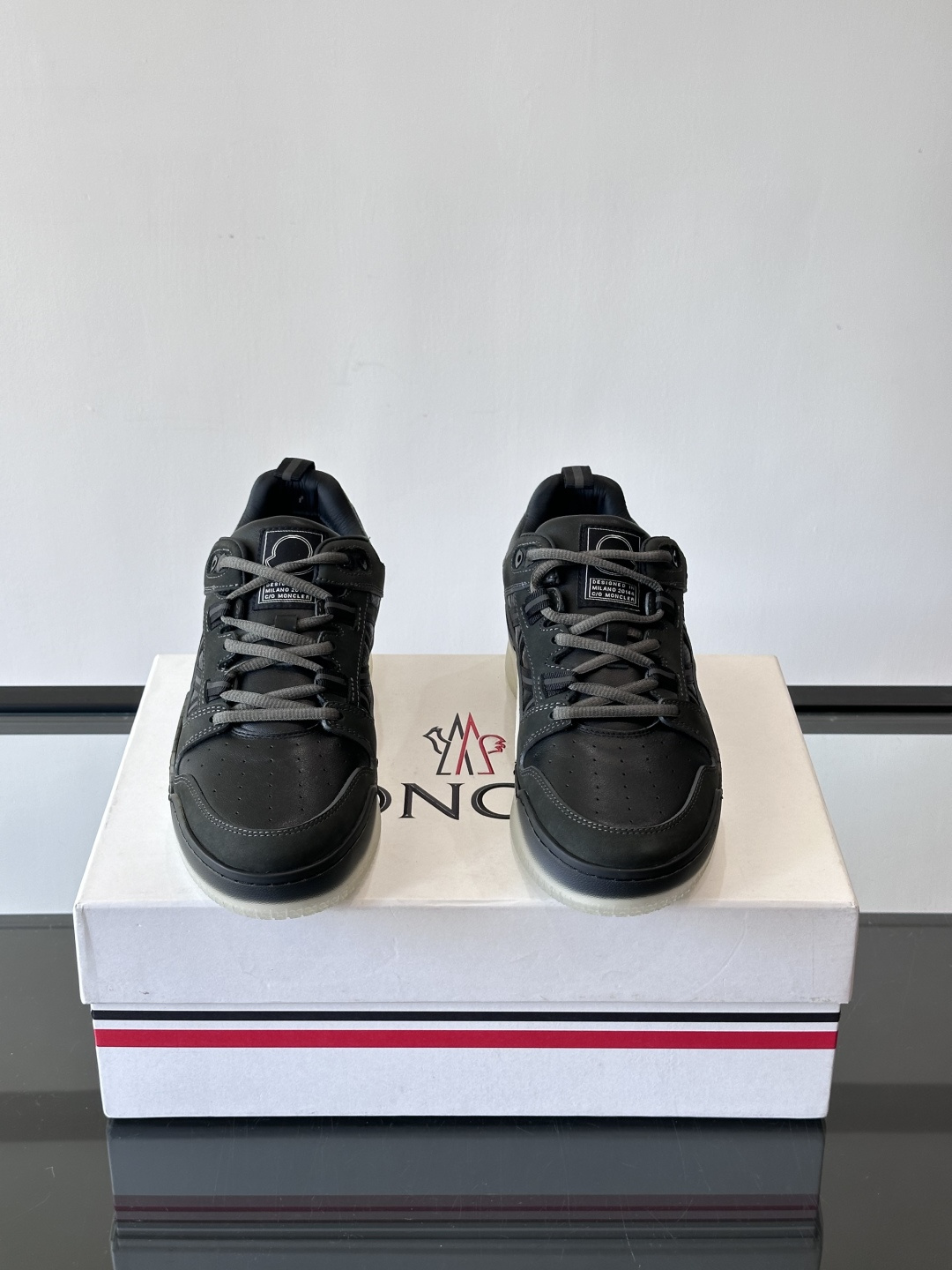 Moncler/蒙口男士休闲运动鞋，兼备创新、功能性与图形细节于一体，诠释潮流时尚。头层牛皮打造，鞋面采