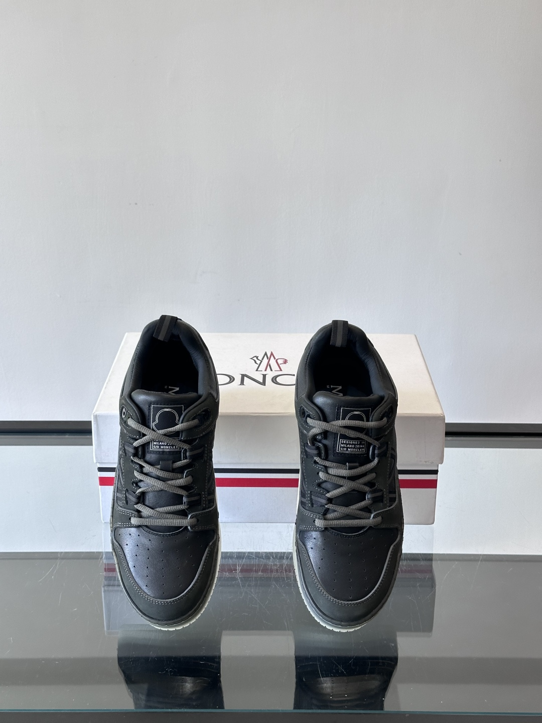 Moncler/蒙口男士休闲运动鞋，兼备创新、功能性与图形细节于一体，诠释潮流时尚。头层牛皮打造，鞋面采