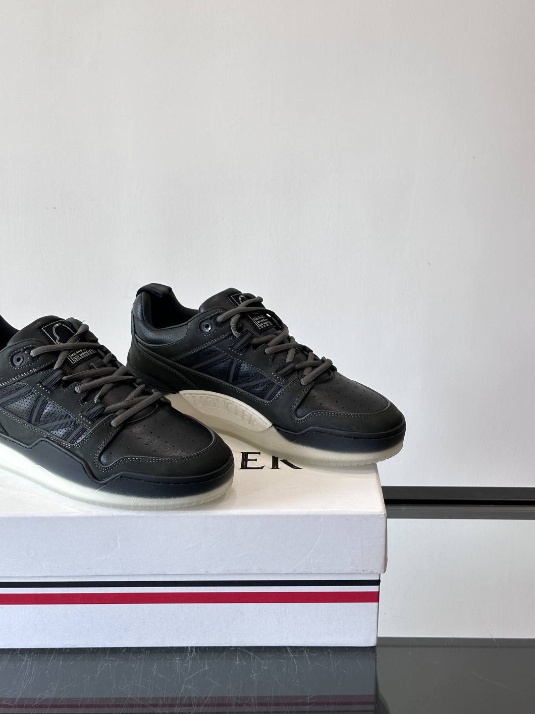 Moncler/蒙口男士休闲运动鞋，兼备创新、功能性与图形细节于一体，诠释潮流时尚。头层牛皮打造，鞋面采