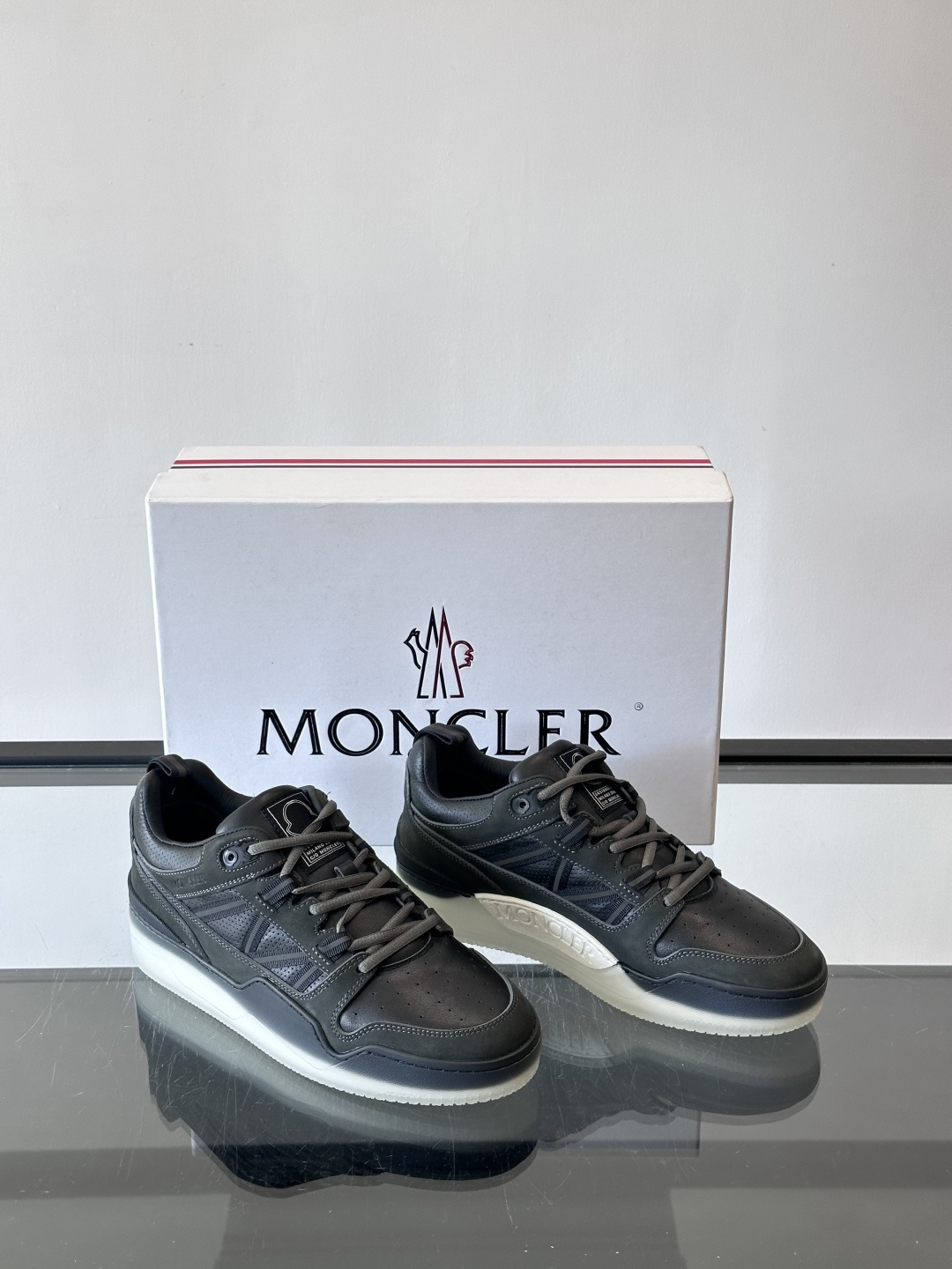 Moncler/蒙口男士休闲运动鞋，兼备创新、功能性与图形细节于一体，诠释潮流时尚。头层牛皮打造，鞋面采