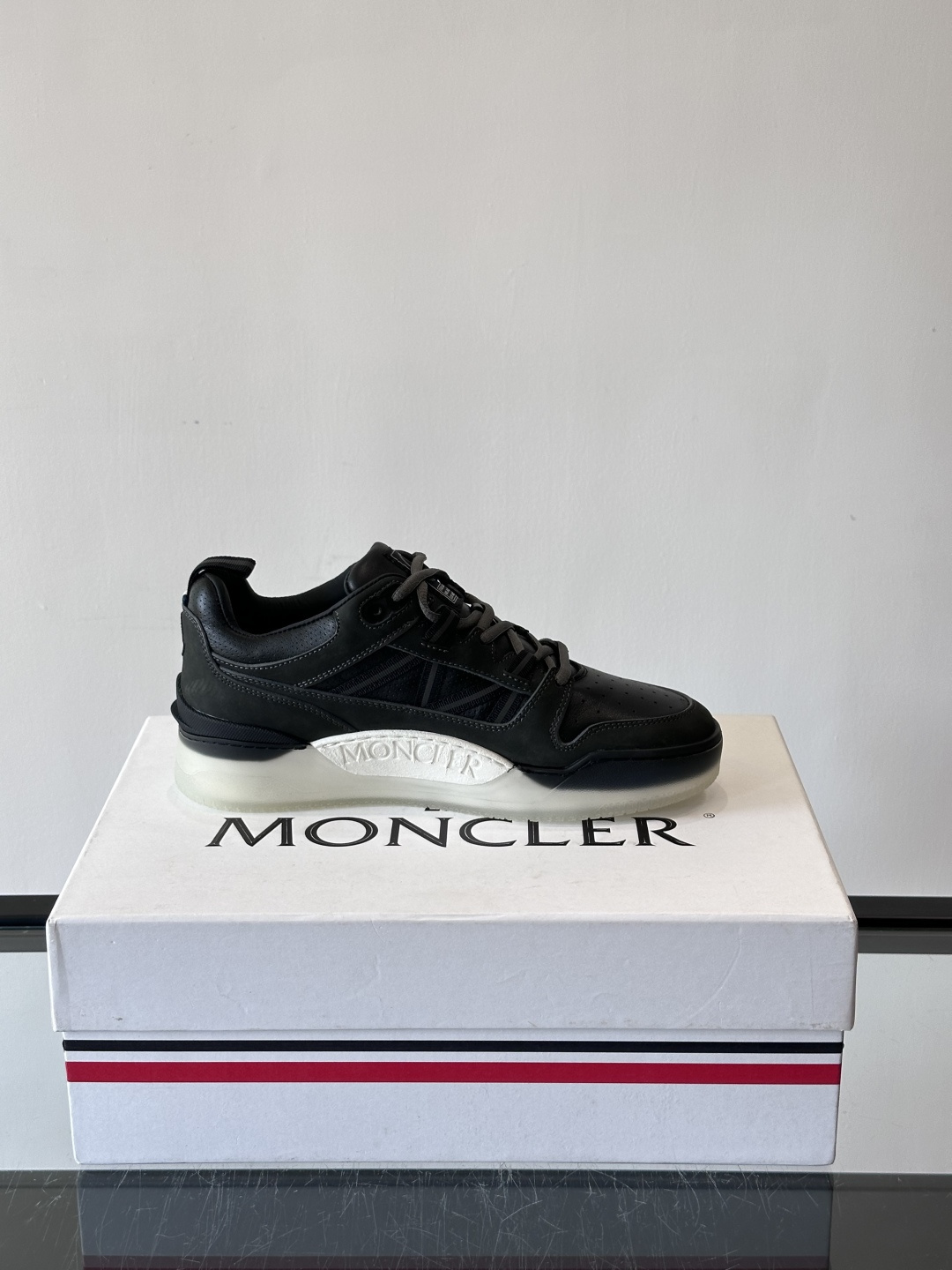 Moncler/蒙口男士休闲运动鞋，兼备创新、功能性与图形细节于一体，诠释潮流时尚。头层牛皮打造，鞋面采