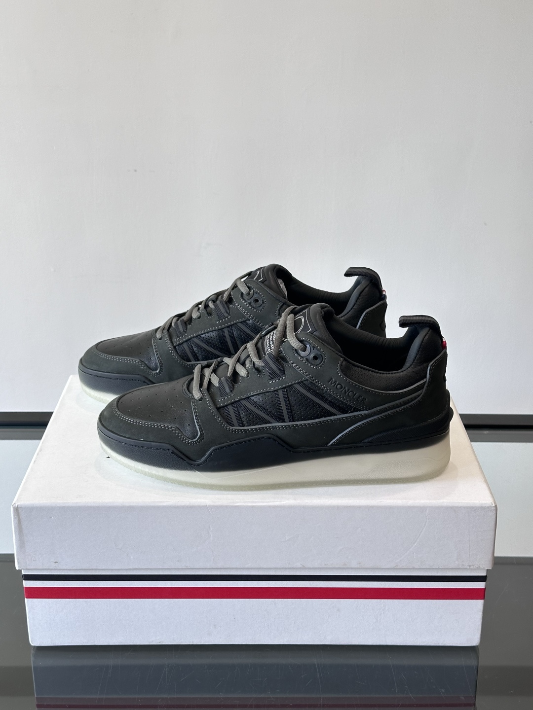 Moncler/蒙口男士休闲运动鞋，兼备创新、功能性与图形细节于一体，诠释潮流时尚。头层牛皮打造，鞋面采