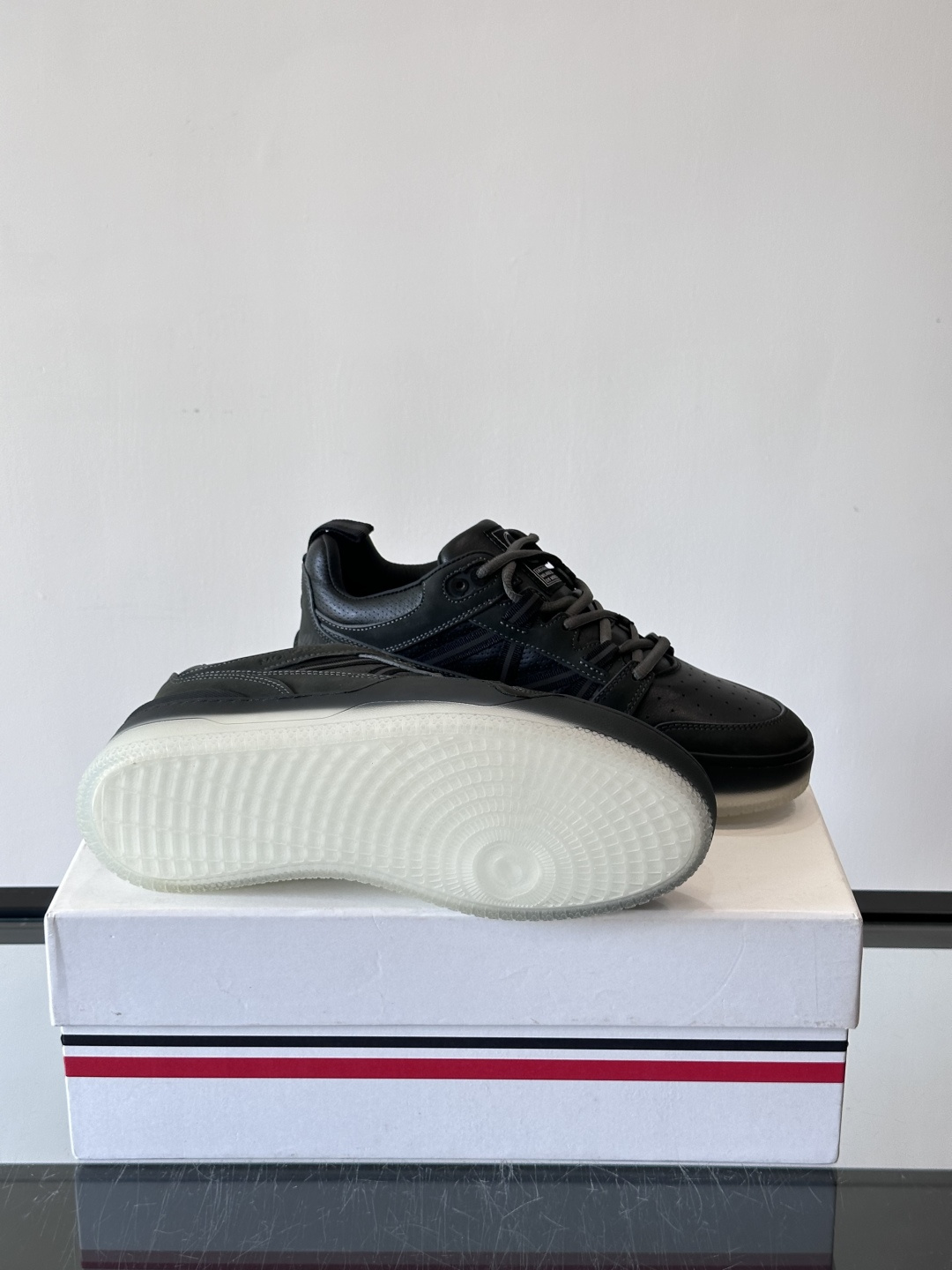 Moncler/蒙口男士休闲运动鞋，兼备创新、功能性与图形细节于一体，诠释潮流时尚。头层牛皮打造，鞋面采