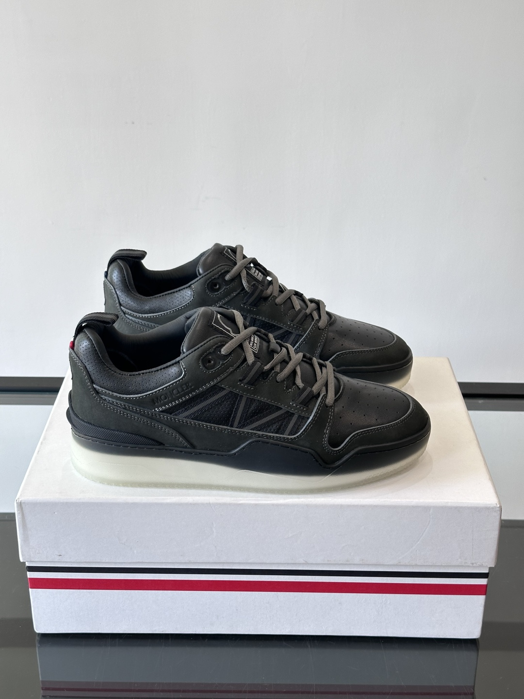 Moncler/蒙口男士休闲运动鞋，兼备创新、功能性与图形细节于一体，诠释潮流时尚。头层牛皮打造，鞋面采