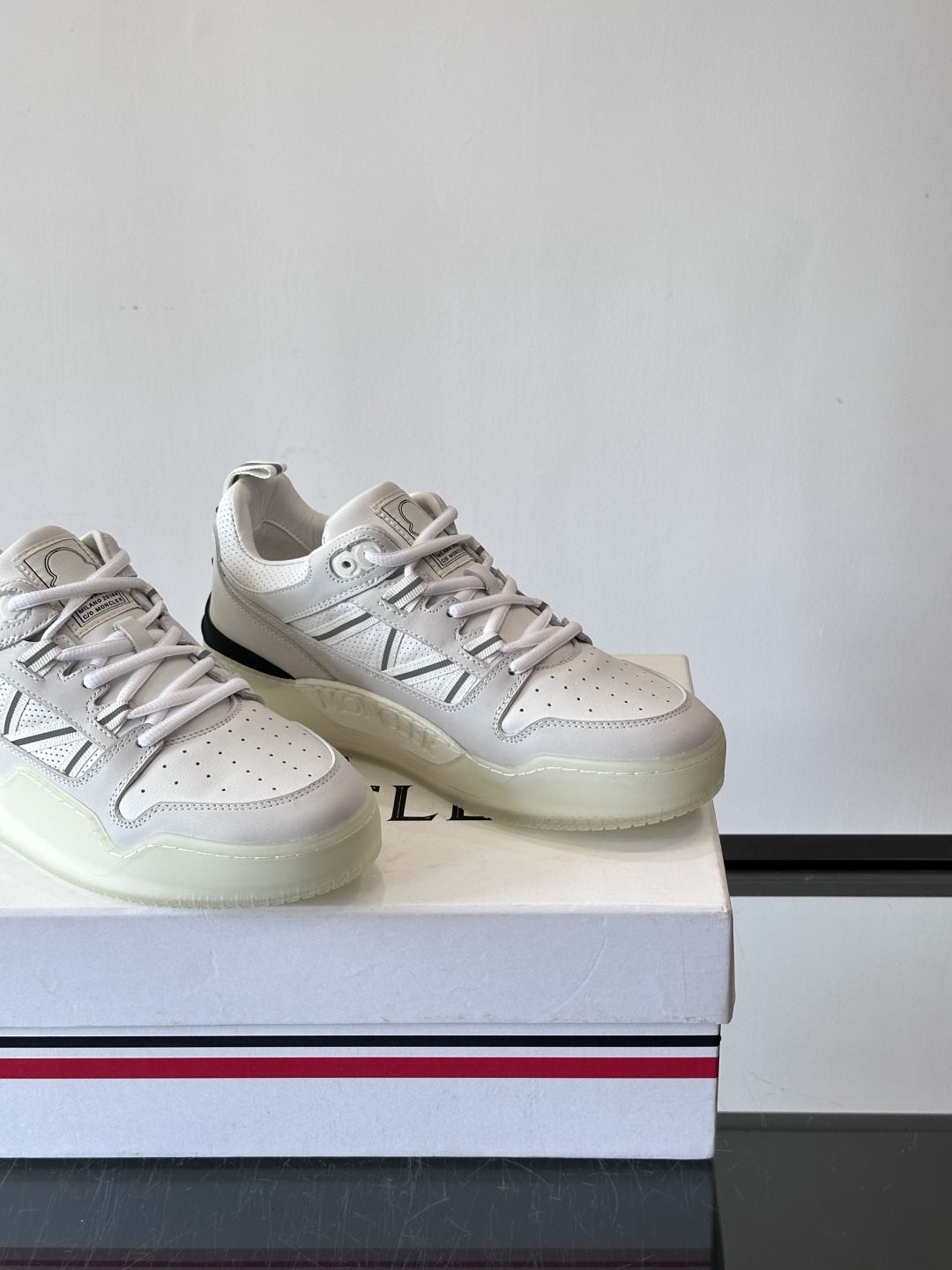 Moncler/蒙口男士休闲运动鞋，兼备创新、功能性与图形细节于一体，诠释潮流时尚。头层牛皮打造，鞋面采