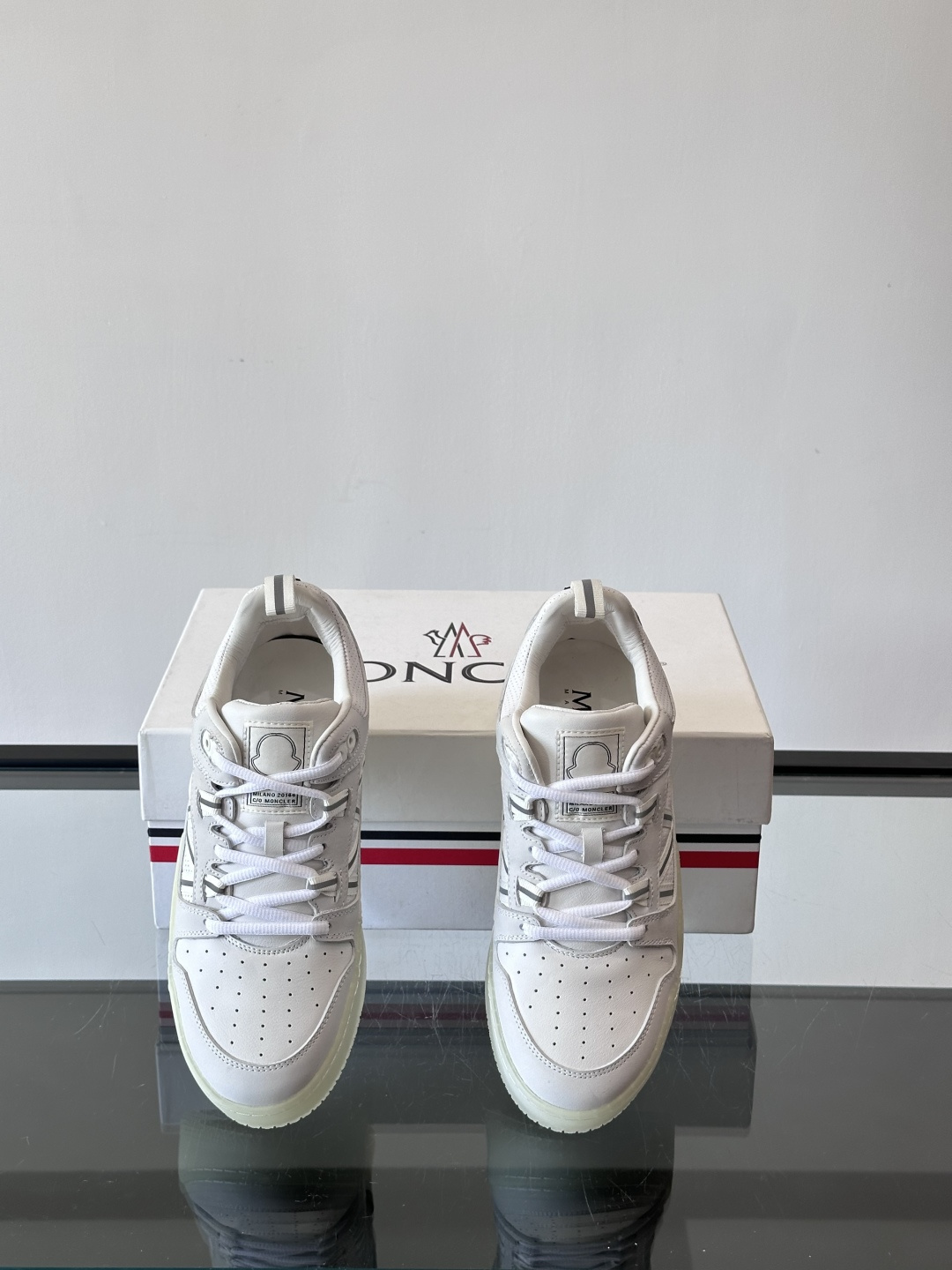 Moncler/蒙口男士休闲运动鞋，兼备创新、功能性与图形细节于一体，诠释潮流时尚。头层牛皮打造，鞋面采