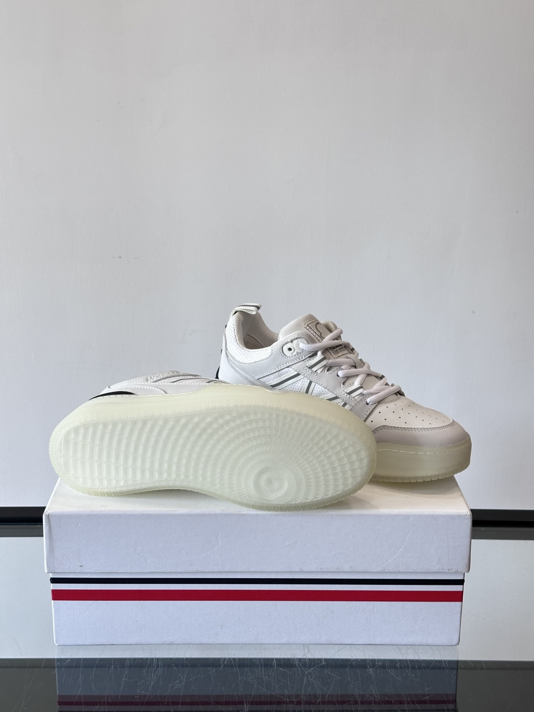 Moncler/蒙口男士休闲运动鞋，兼备创新、功能性与图形细节于一体，诠释潮流时尚。头层牛皮打造，鞋面采