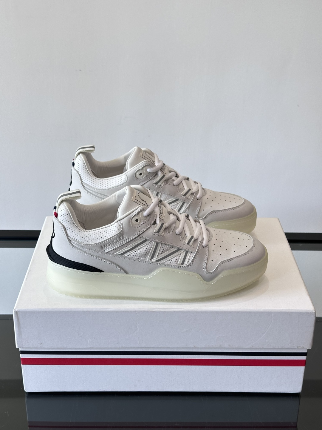 Moncler/蒙口男士休闲运动鞋，兼备创新、功能性与图形细节于一体，诠释潮流时尚。头层牛皮打造，鞋面采