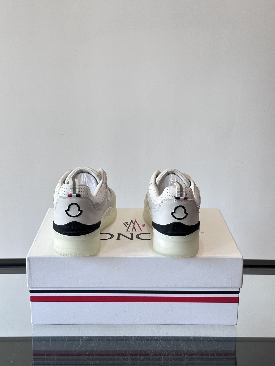 Moncler/蒙口男士休闲运动鞋，兼备创新、功能性与图形细节于一体，诠释潮流时尚。头层牛皮打造，鞋面采