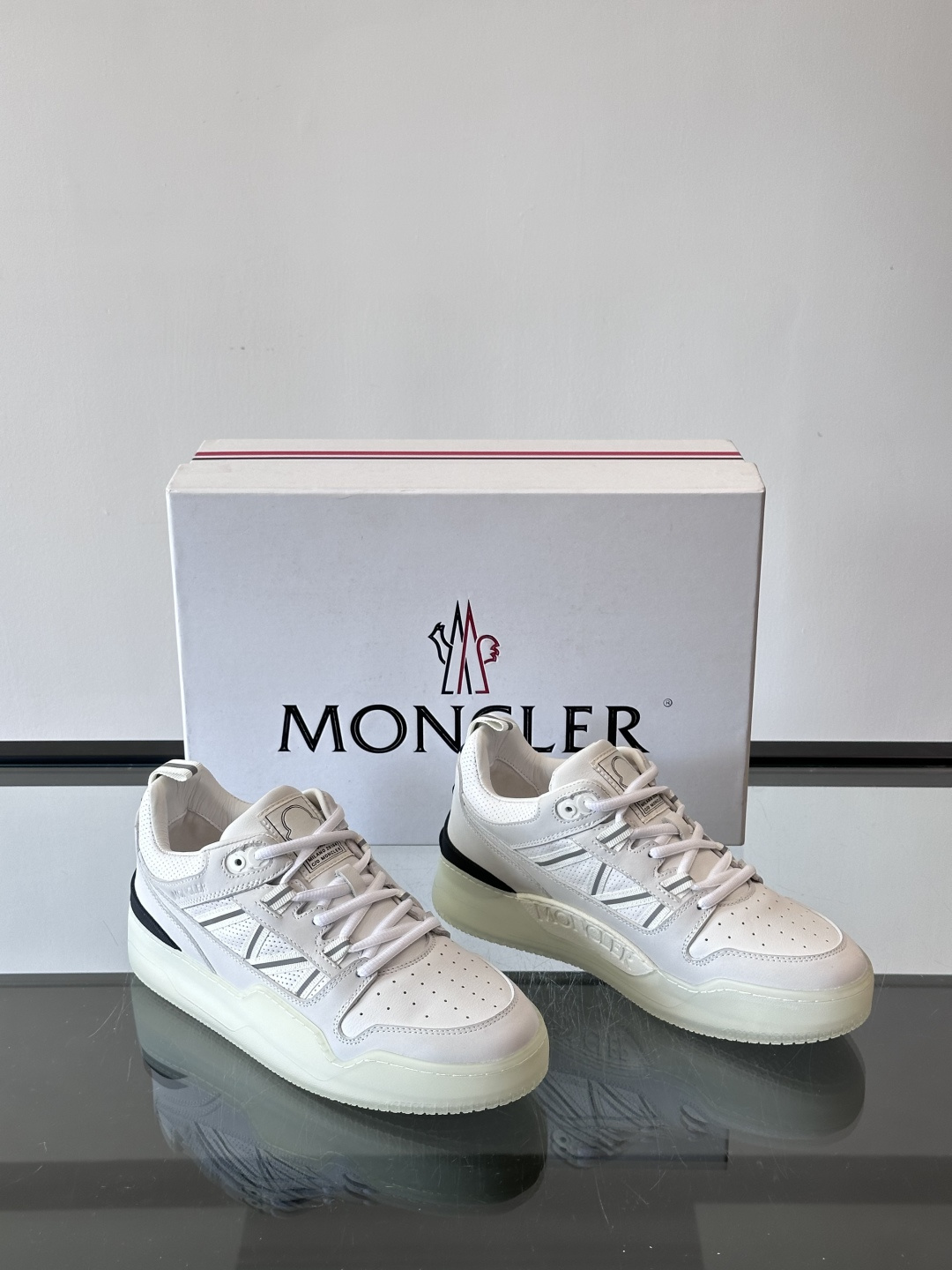 Moncler/蒙口男士休闲运动鞋，兼备创新、功能性与图形细节于一体，诠释潮流时尚。头层牛皮打造，鞋面采