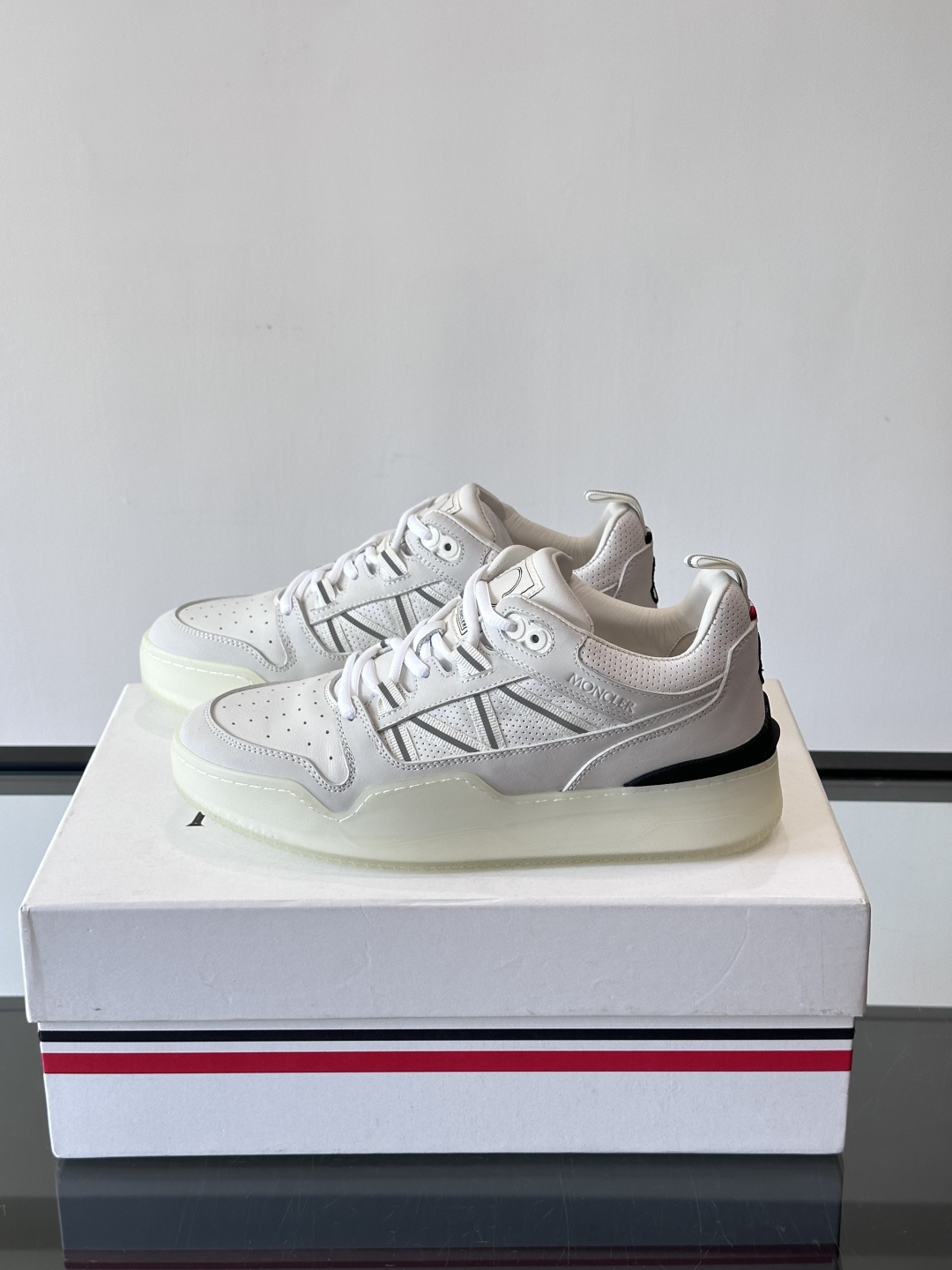 Moncler/蒙口男士休闲运动鞋，兼备创新、功能性与图形细节于一体，诠释潮流时尚。头层牛皮打造，鞋面采