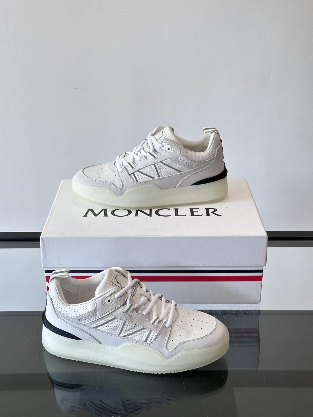 Moncler/蒙口男士休闲运动鞋，兼备创新、功能性与图形细节于一体，诠释潮流时尚。头层牛皮打造，鞋面采
