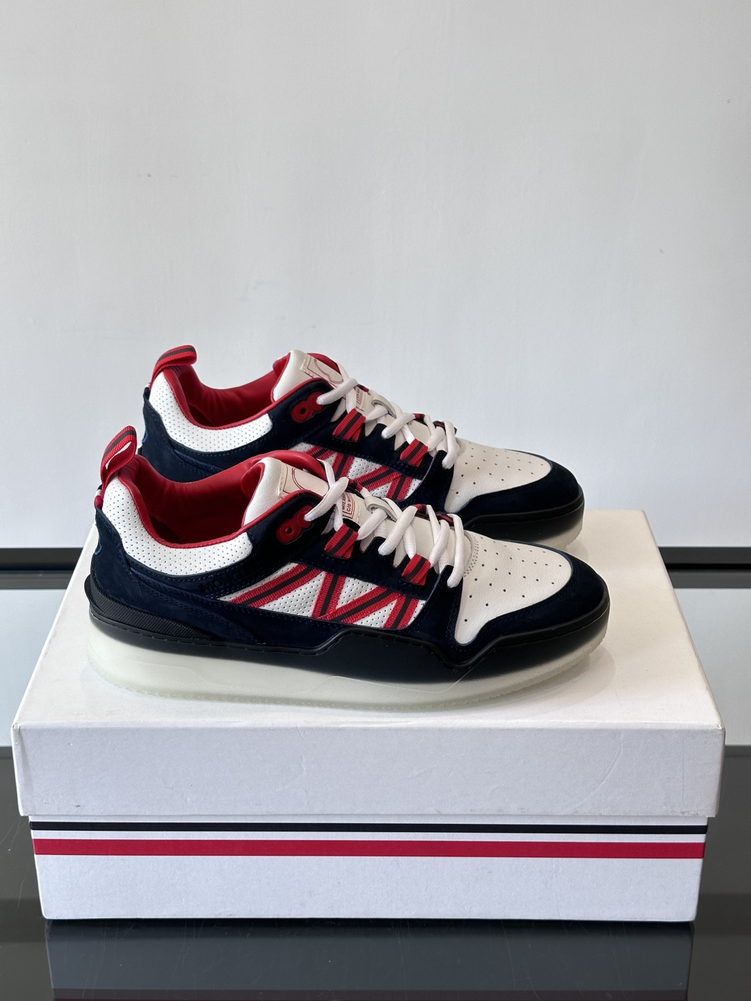 Moncler/蒙口男士休闲运动鞋，兼备创新、功能性与图形细节于一体，诠释潮流时尚。头层牛皮打造，鞋面采