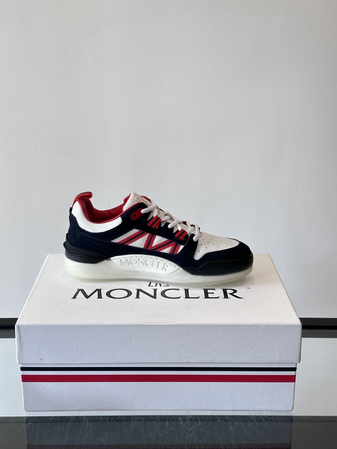 Moncler/蒙口男士休闲运动鞋，兼备创新、功能性与图形细节于一体，诠释潮流时尚。头层牛皮打造，鞋面采