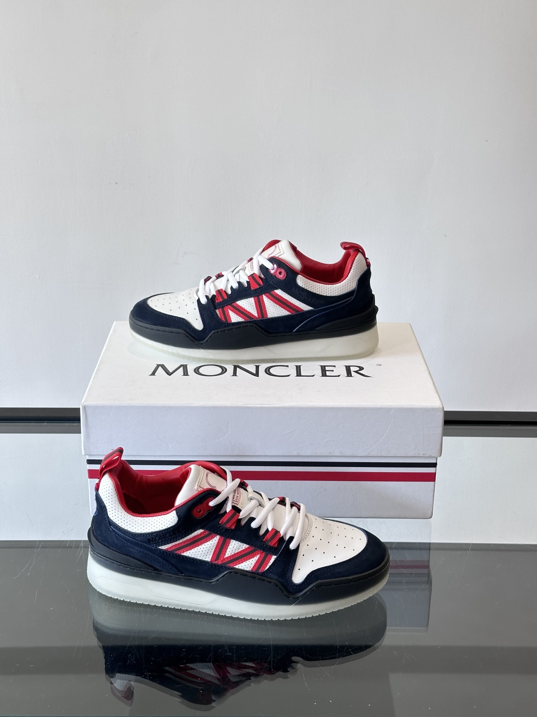 Moncler/蒙口男士休闲运动鞋，兼备创新、功能性与图形细节于一体，诠释潮流时尚。头层牛皮打造，鞋面采