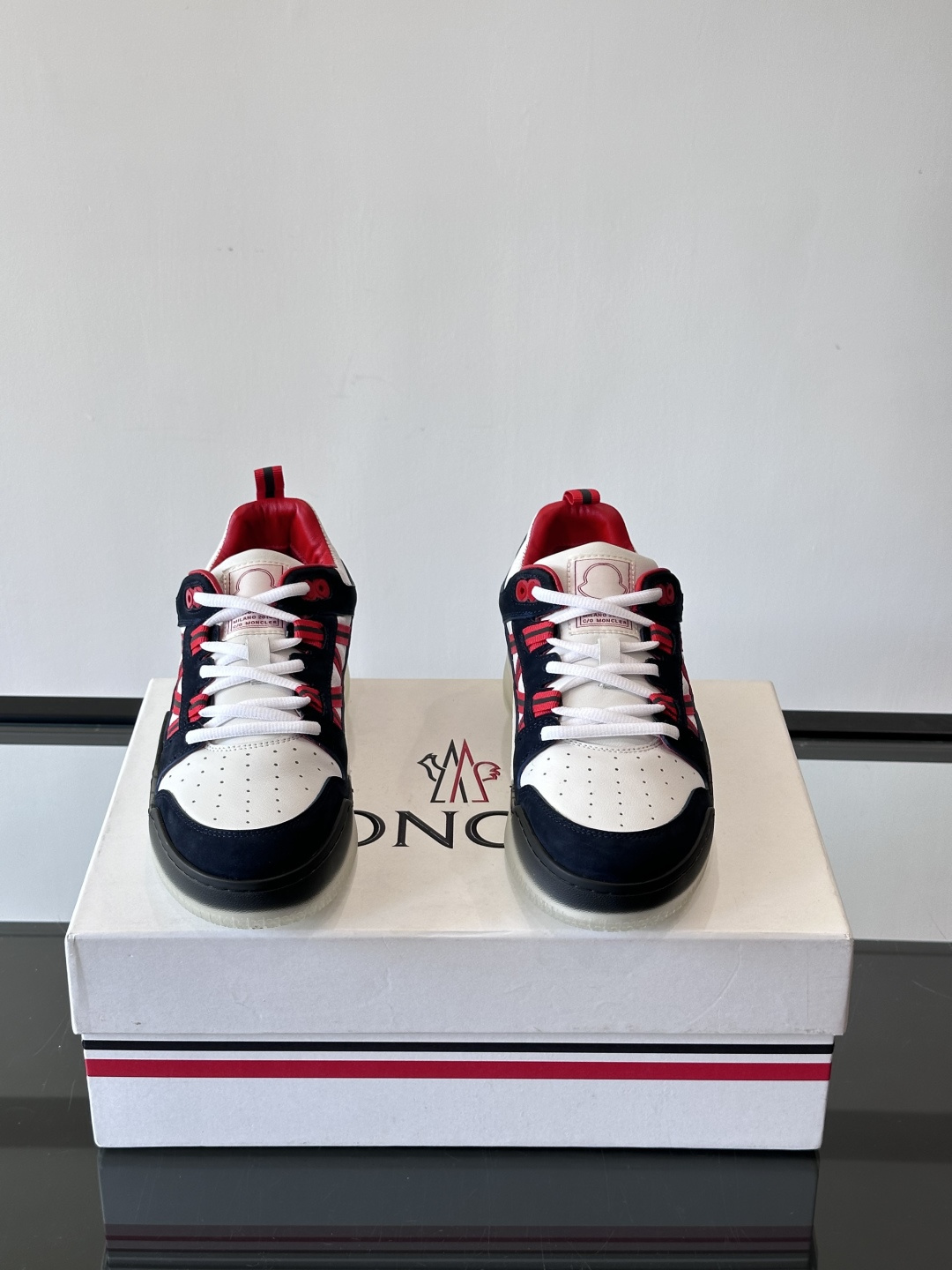 Moncler/蒙口男士休闲运动鞋，兼备创新、功能性与图形细节于一体，诠释潮流时尚。头层牛皮打造，鞋面采