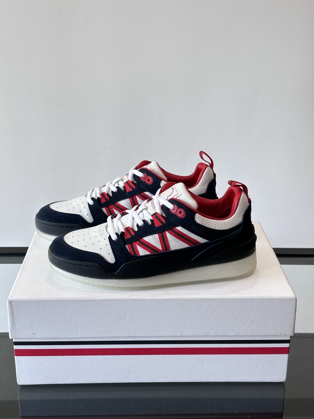 Moncler/蒙口男士休闲运动鞋，兼备创新、功能性与图形细节于一体，诠释潮流时尚。头层牛皮打造，鞋面采