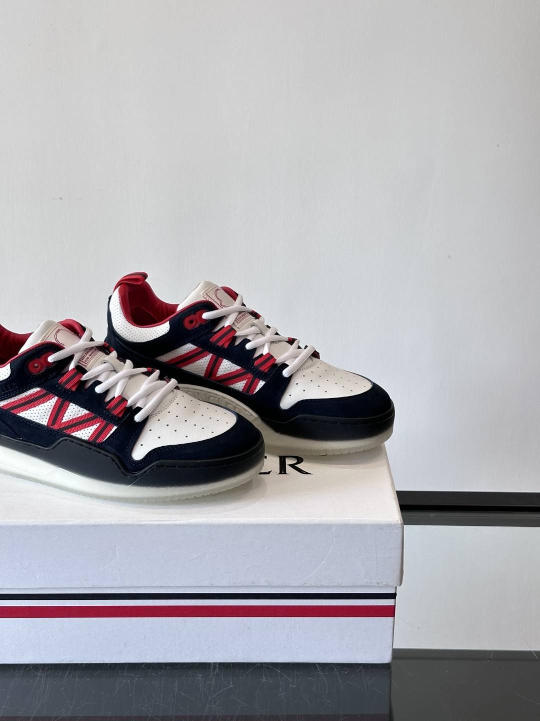 Moncler/蒙口男士休闲运动鞋，兼备创新、功能性与图形细节于一体，诠释潮流时尚。头层牛皮打造，鞋面采